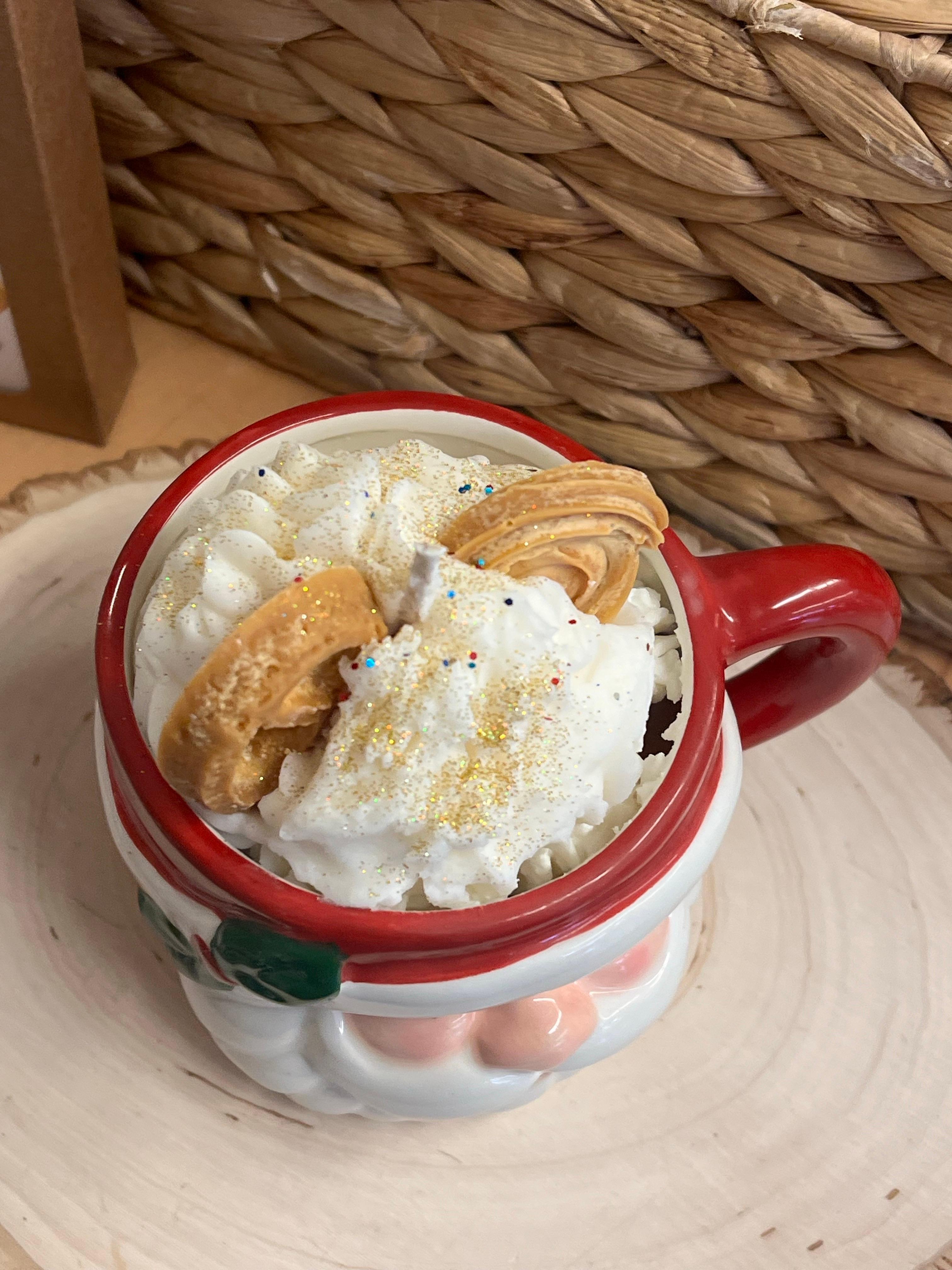 Moderne Bougie Jolly Ol dans un tasse en céramique peinte à la main avec une bougie Soy faite main en vente