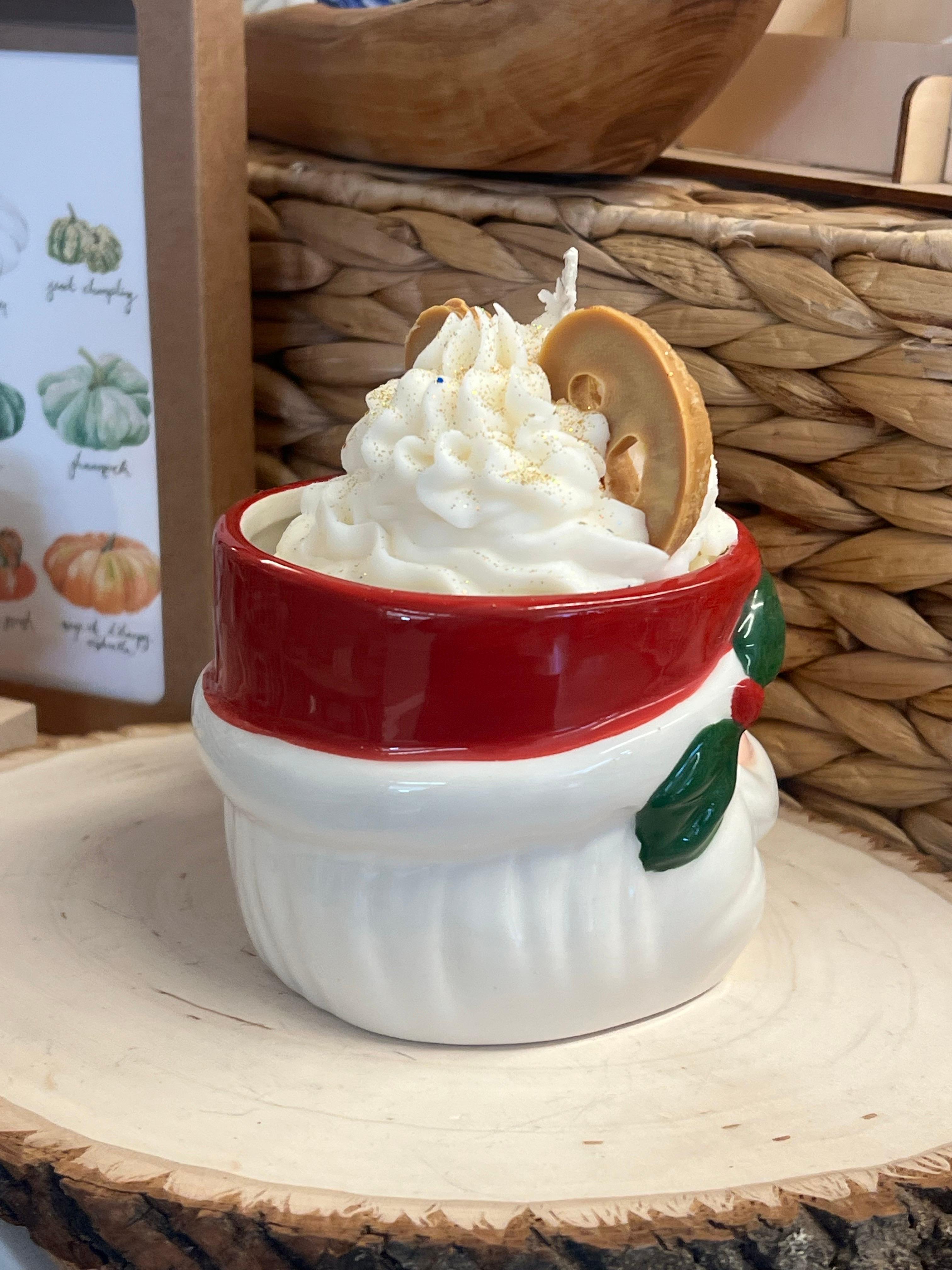 Céramique Bougie Jolly Ol dans un tasse en céramique peinte à la main avec une bougie Soy faite main en vente