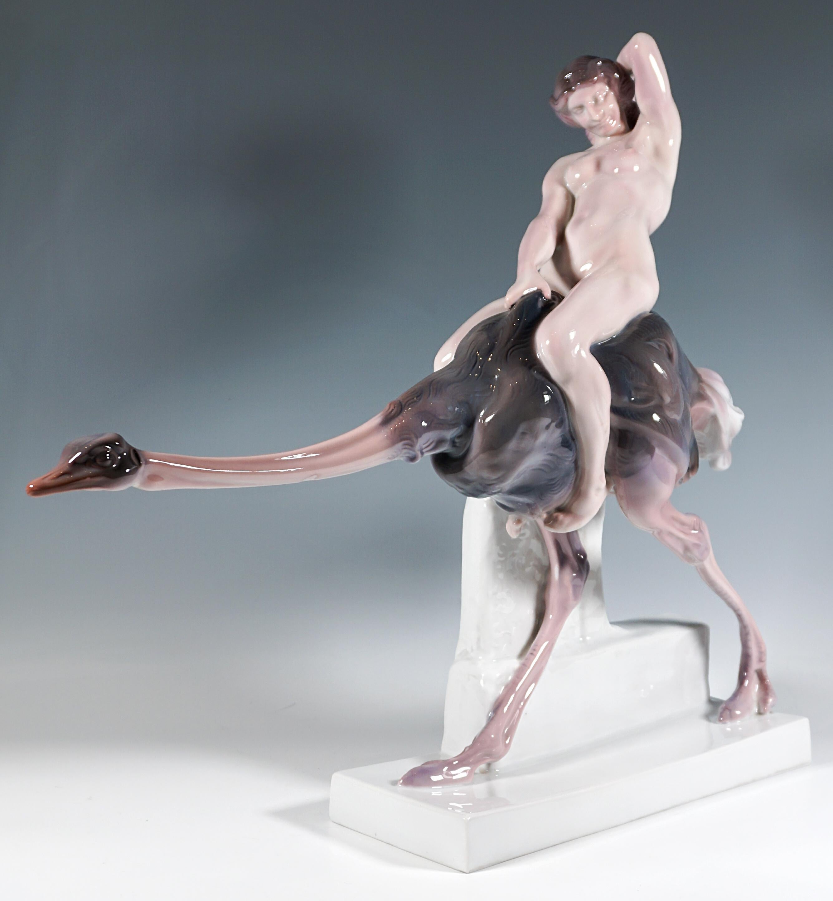 Bewundernswerte Jugendstil-Figurengruppe von Rosenthal:
Junge, nackte Frau mit kunstvoll zusammengebundenem Haar, rittlings auf einem Strauß sitzend, der im Laufen den Hals nach vorne streckt und mit der rechten Hand das Rückengefieder des Tieres