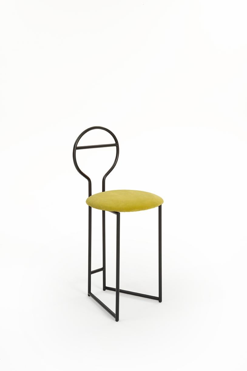 Albornoz Silla Joly, Respaldo Bajo, Estructura Negra y Terciopelo Italiano Fino Azul Moderno en venta