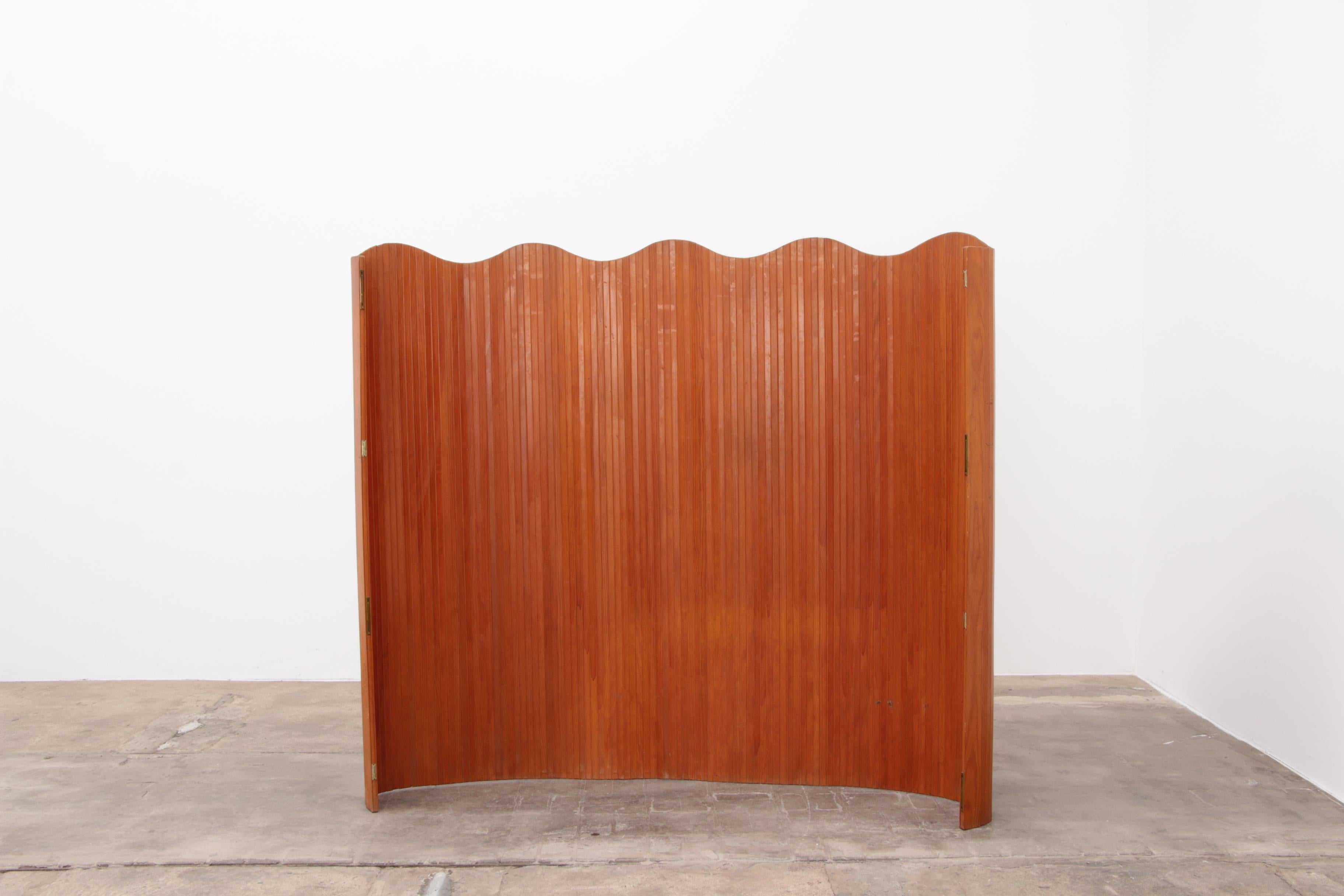 jomain Bauman Room Divider Tambour Screen, 1950 France.


  A very stylish art deco screen from the early 20th century by Jomain Baumann. Made in France, pine slats stained and polished. In good condition with signs of wear commensurate with its