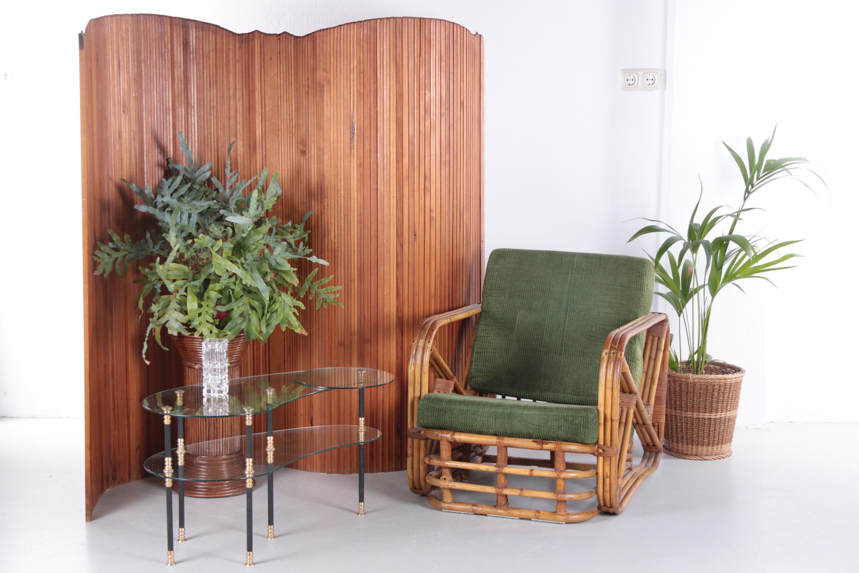 A very stylish Art Deco screen from the early 20th century by Jomain Baumann. Perfect for a little privacy in a bedroom or living room, but also great as a rustic decoration with its beautiful warm wood color.

Manufactured in France, the pine