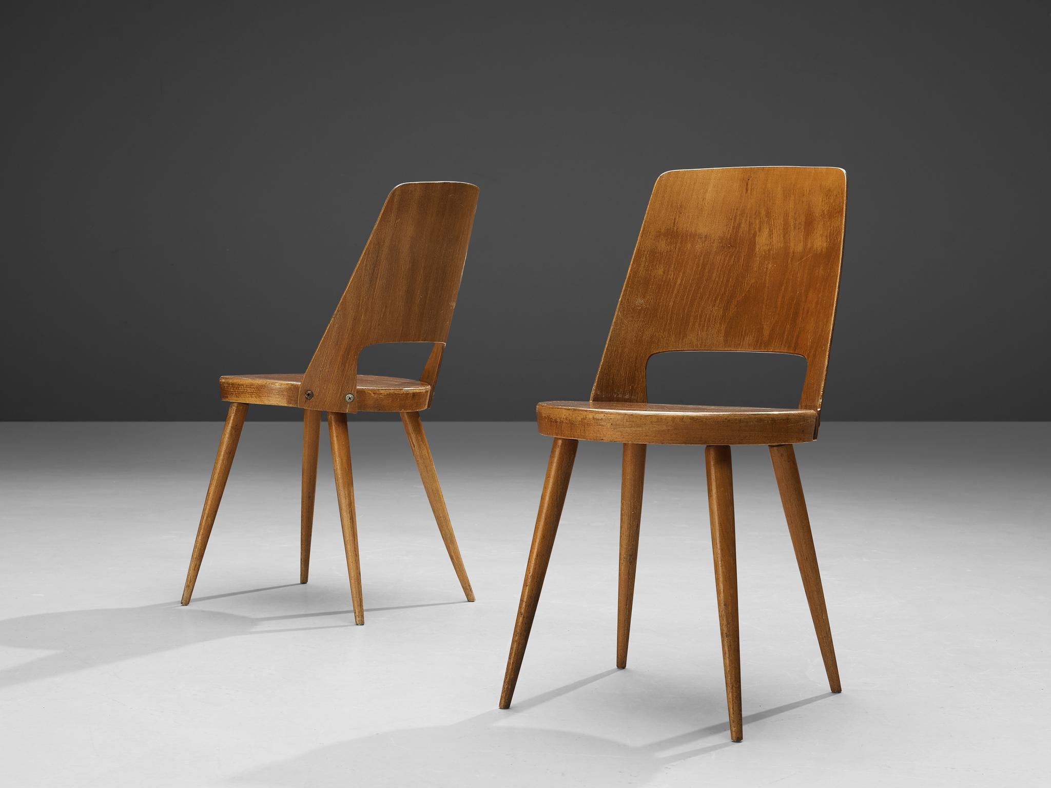Jomaine Baumann, large set of 'Mondor' dining chairs, plywood, wood, France, 1960s

The ‘Mondor’ dining chair was manufactured by French furniture maker Jomaine Baumann. Characteristic for the ‘Mondor’ chair is the curved bentwood back with a