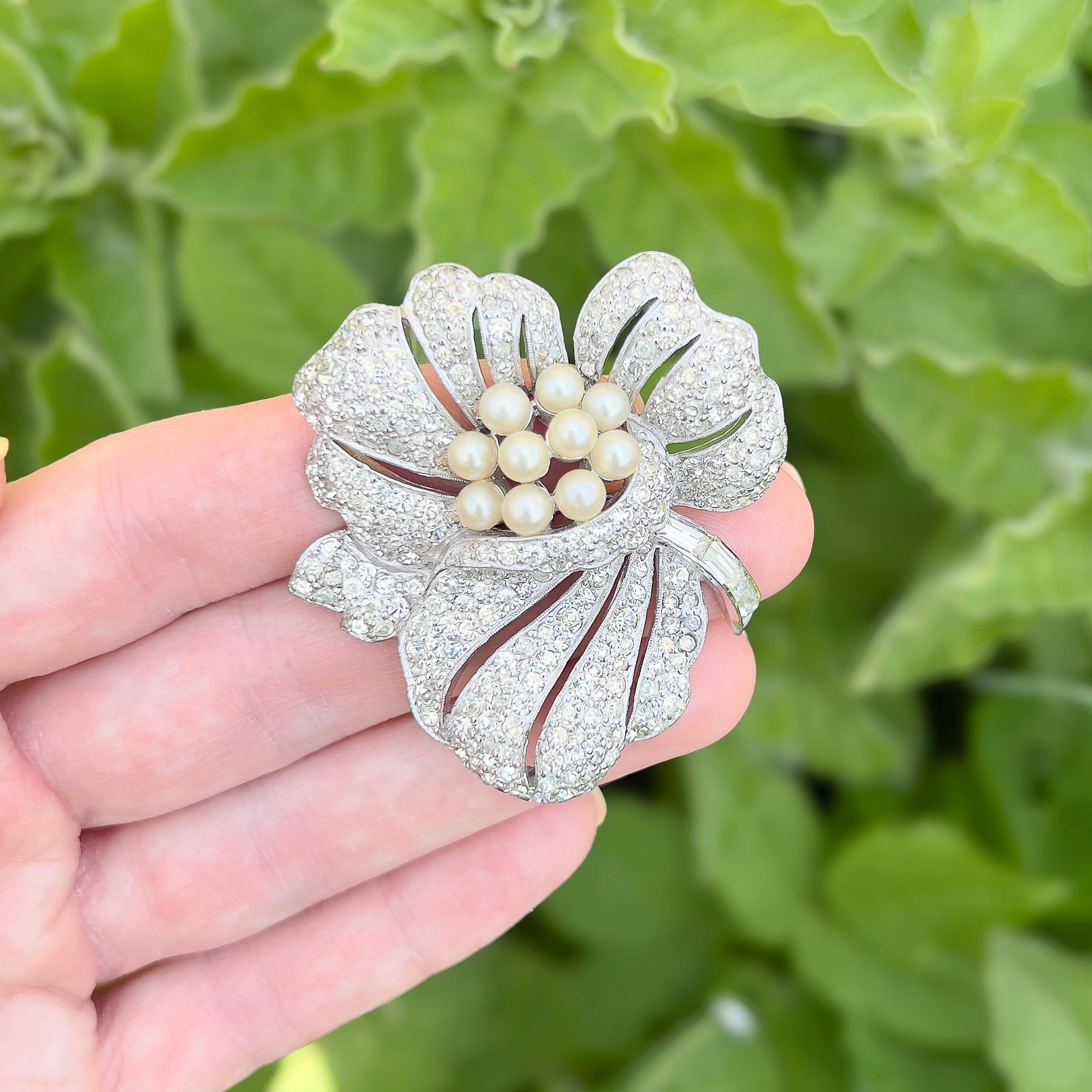 Jomaz 1950s Rhinestone and Faux Pearl Vintage Flower Brooch In Good Condition For Sale In Skelmersdale, GB