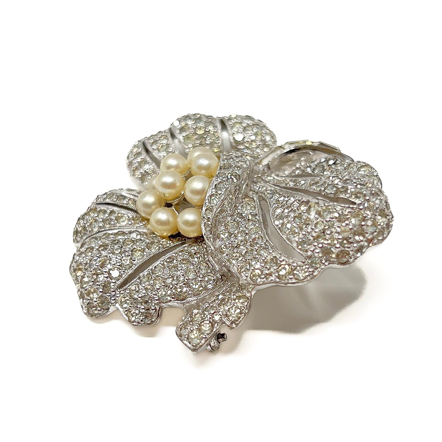 Jomaz 1950s Rhinestone and Faux Pearl Vintage Flower Brooch For Sale 3