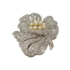 Jomaz 1950s Rhinestone and Faux Pearl Vintage Flower Brooch (Broche fleur vintage en strass et fausses perles)