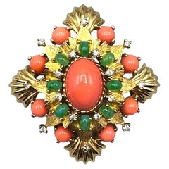 Broche medallón de oro, coral de imitación y jade Jomaz 1960