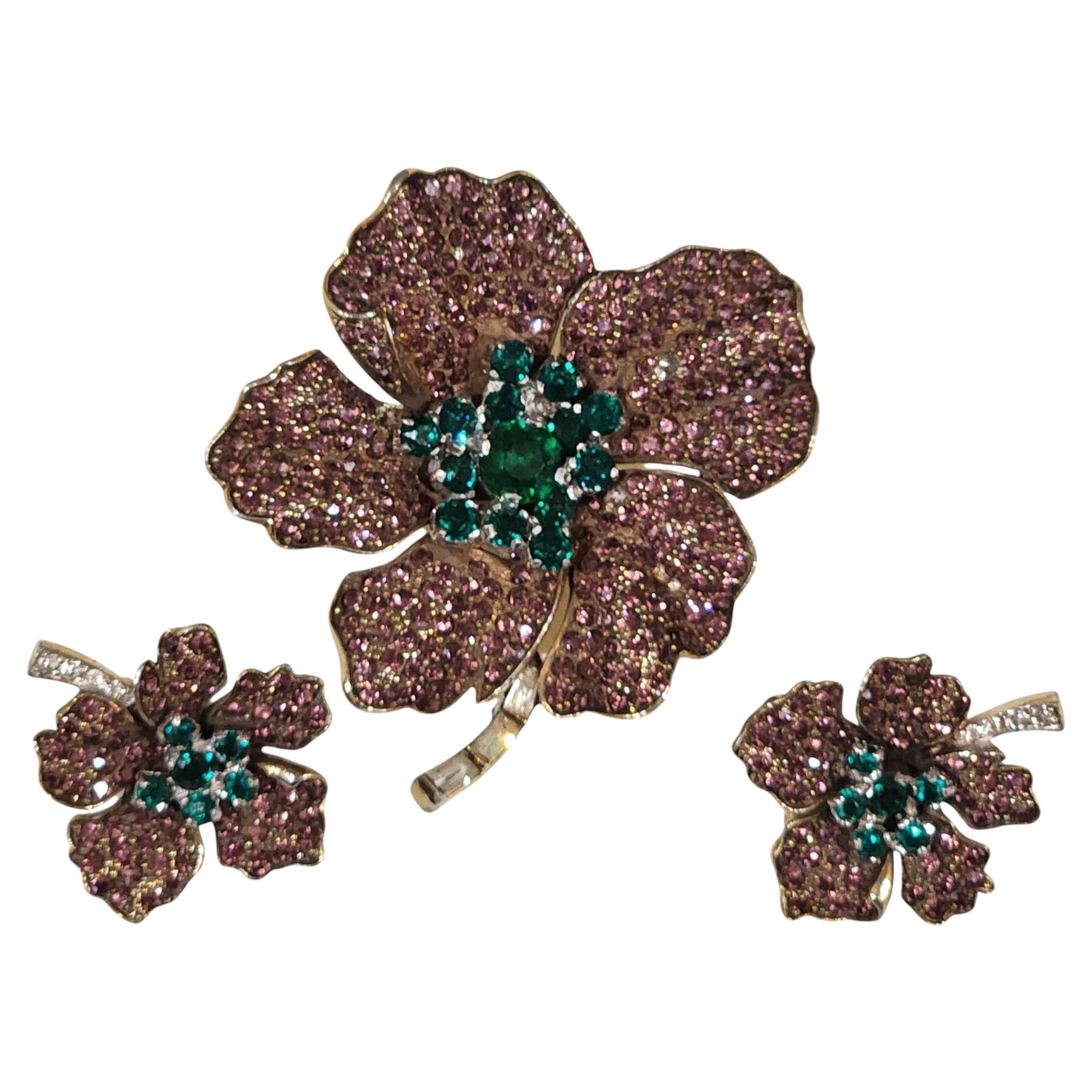 Ensemble de broches et de boucles d
oreilles en cristal rose et vert pavé de Jomaz, années 1950 en vente