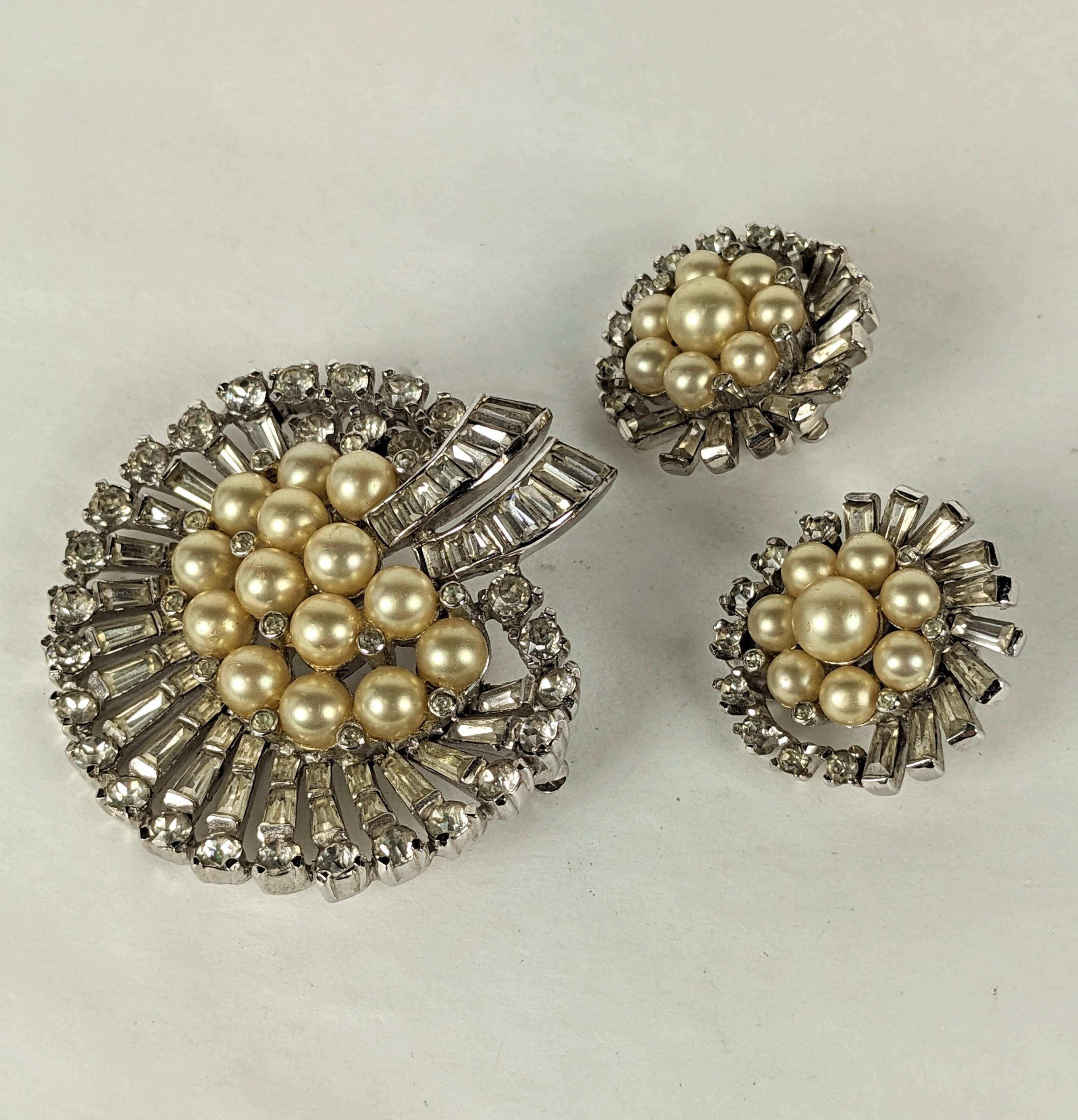 Broche et boucles d'oreilles en perles et baguettes pavées Jomaz Bon état - En vente à New York, NY
