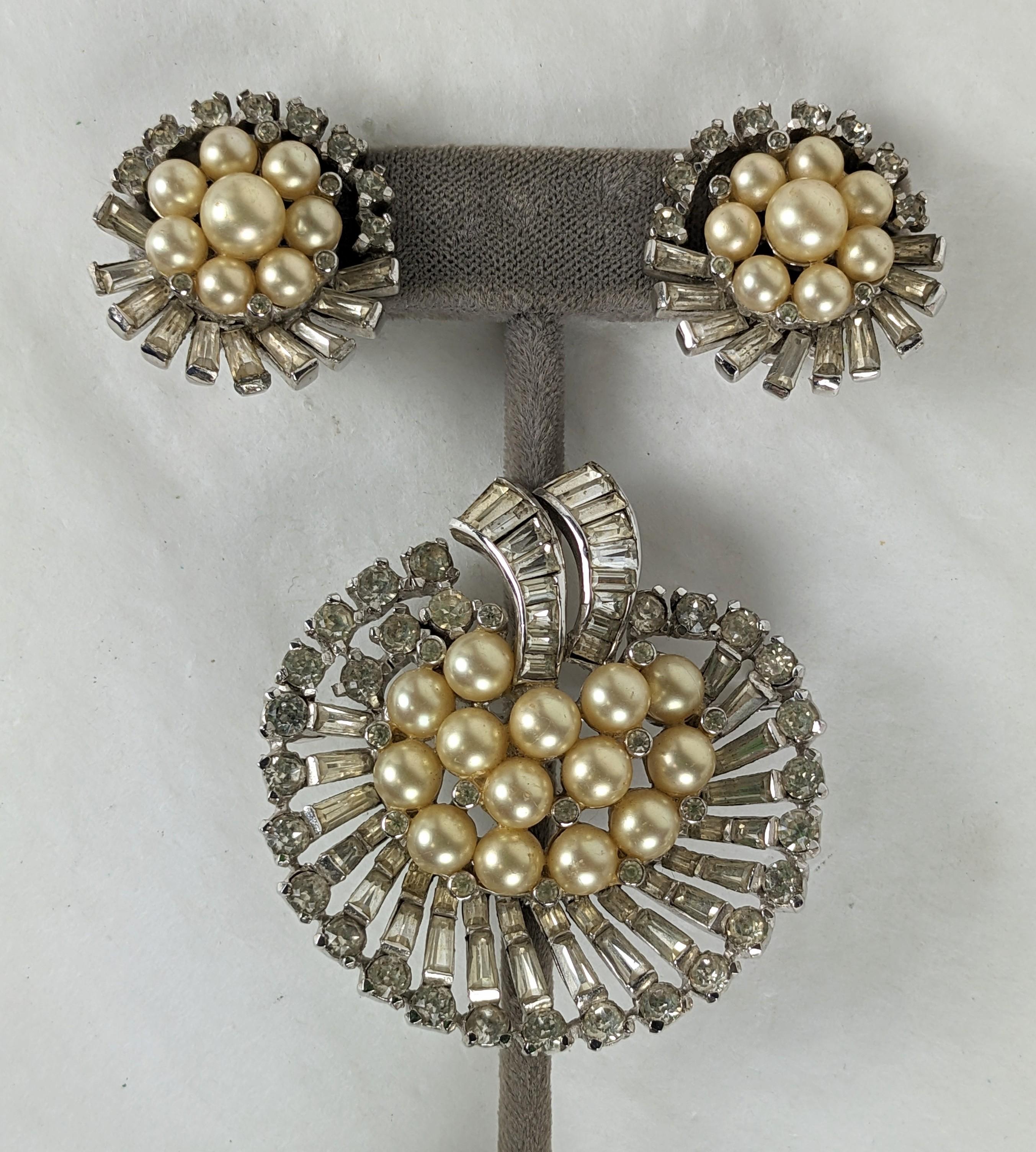 Broche et boucles d'oreilles en perles et baguettes pavées Jomaz en vente 1