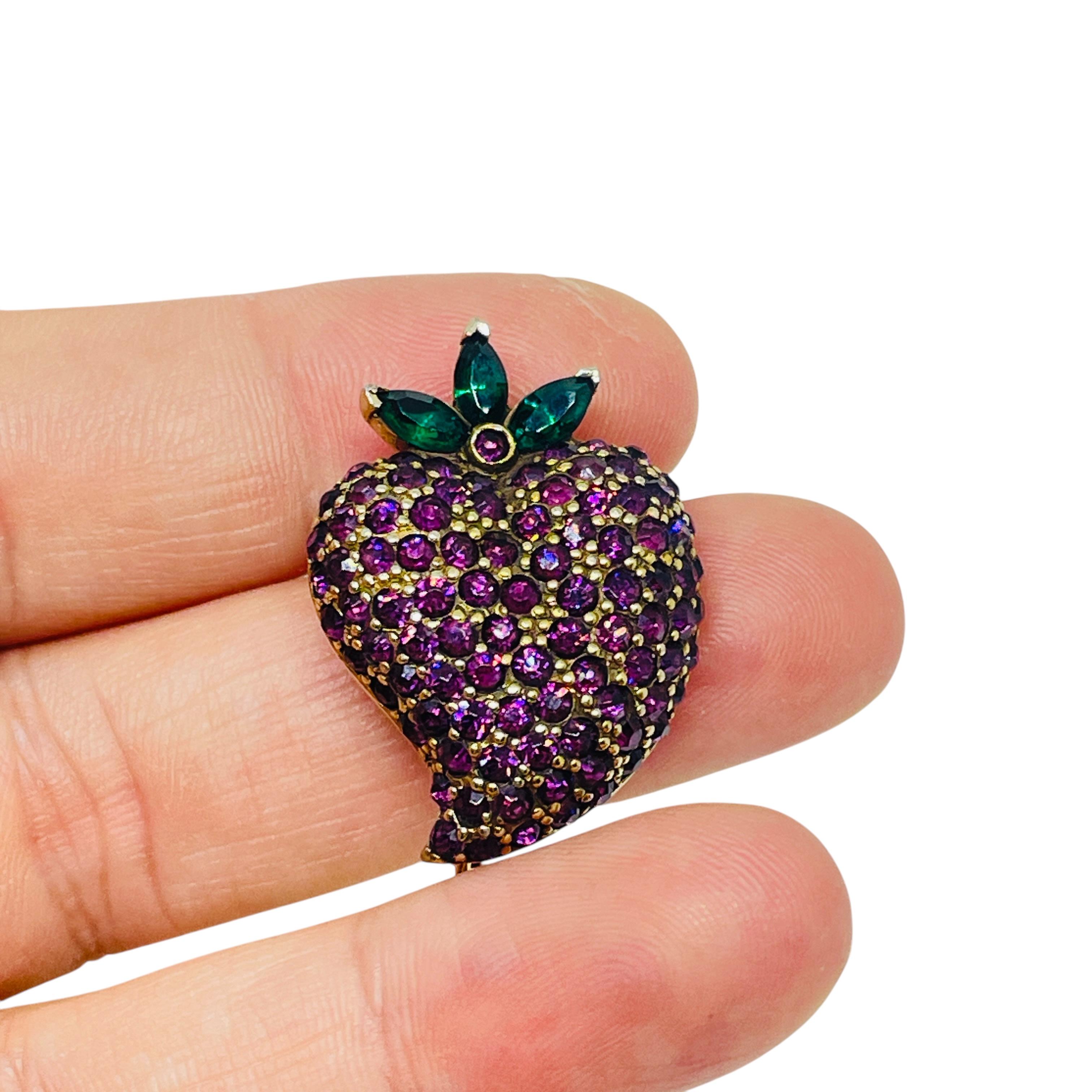 Jomaz, spilla firmata vintage in oro con strass e fragole In condizioni buone in vendita a Palos Hills, IL