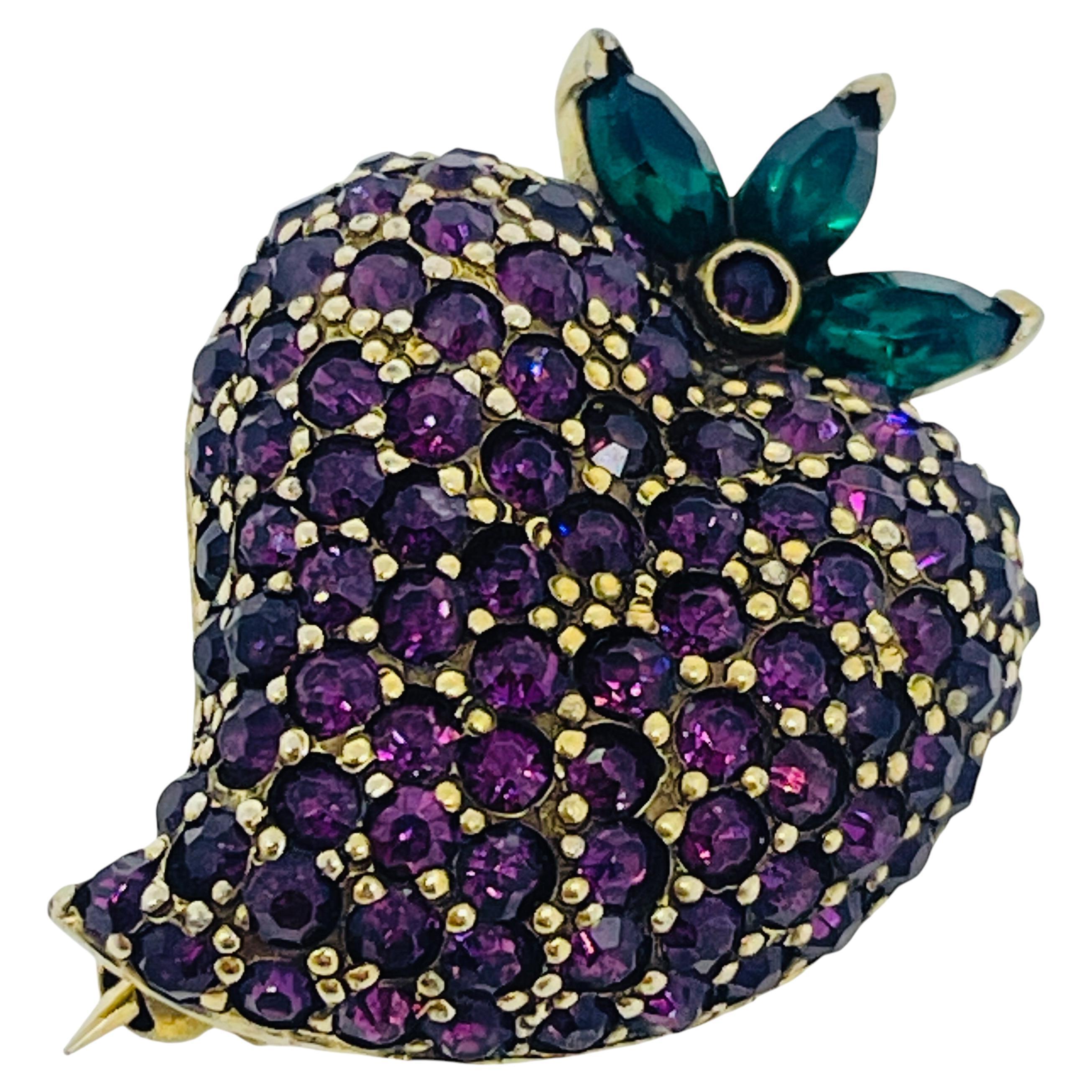 Jomaz, spilla firmata vintage in oro con strass e fragole in vendita