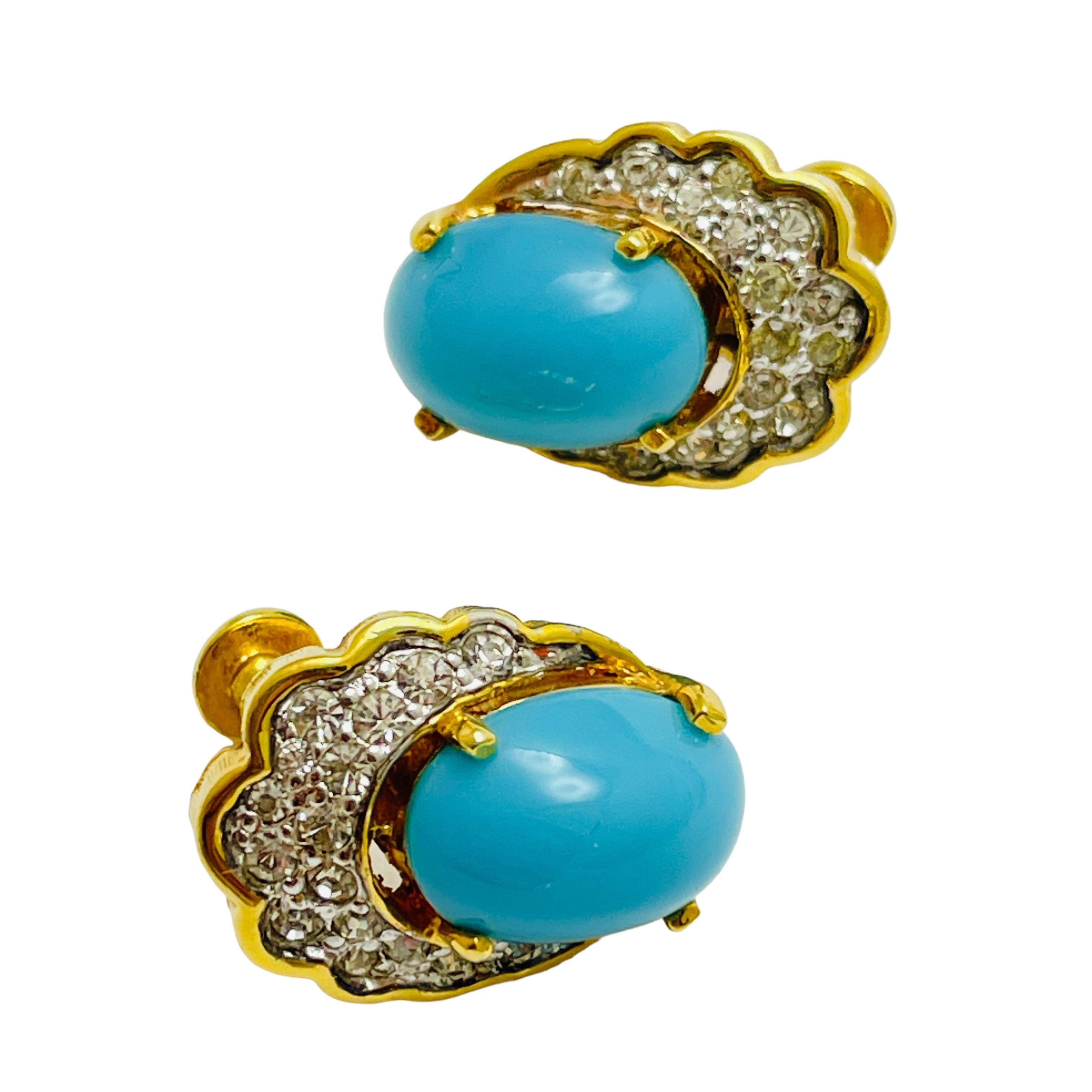 DETAILS

• signed JOMAZ   

• gold tone with faux turquoise and rhinestones

• vintage designer earrings

MEASUREMENTS  

• 

CONDITION

•  very good vintage condition with minimal signs of wear 

 Sku 43

❤️❤️  VINTAGE DESIGNER JEWELRY ❤️❤️

❤️❤️ 