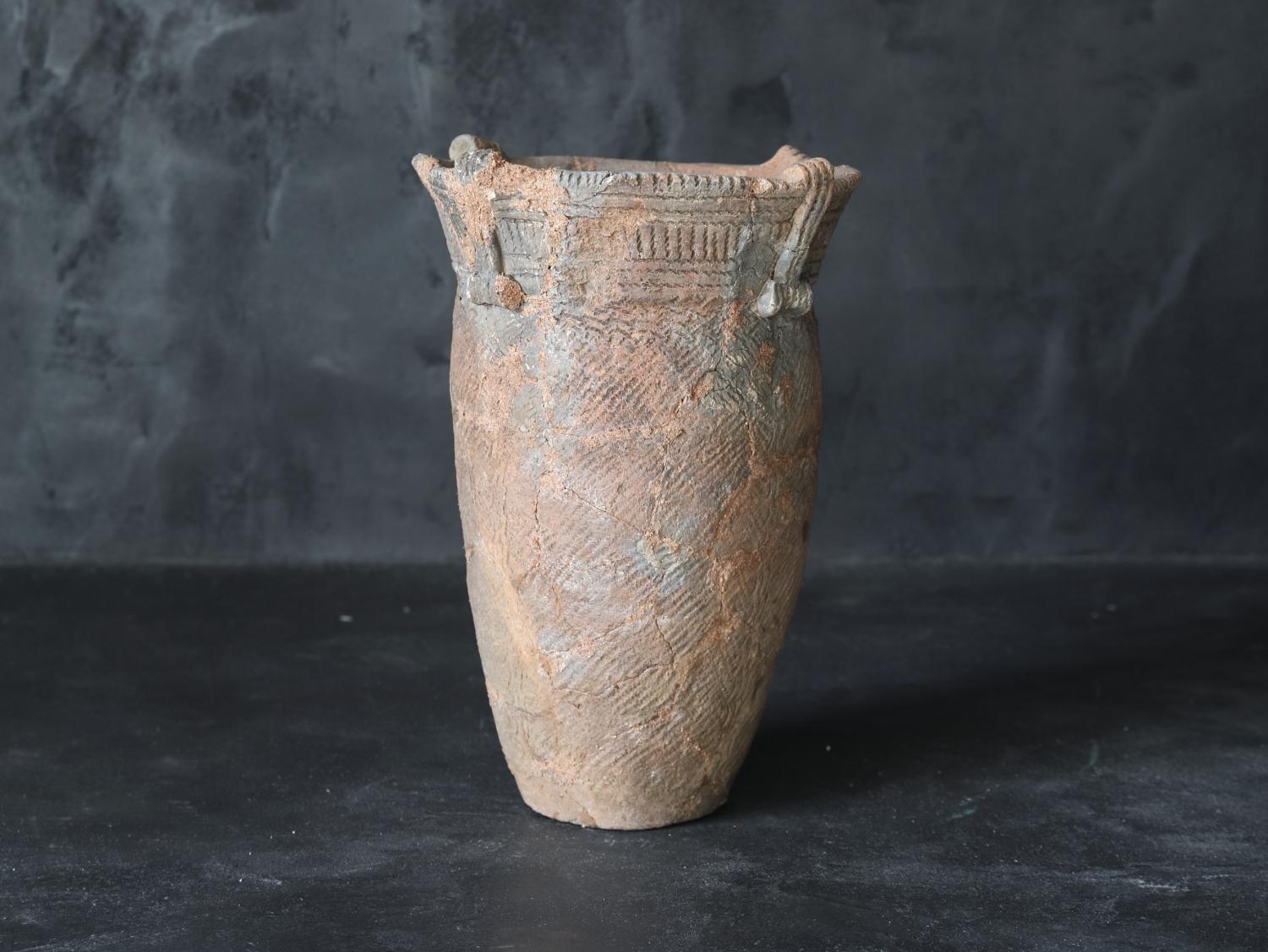 Jomon Pottery Deep Bowl /Antique Japanese vase/c. 14, 000–300 BC/Wabi-sabi In Fair Condition For Sale In Kyoto-shi, Kyoto