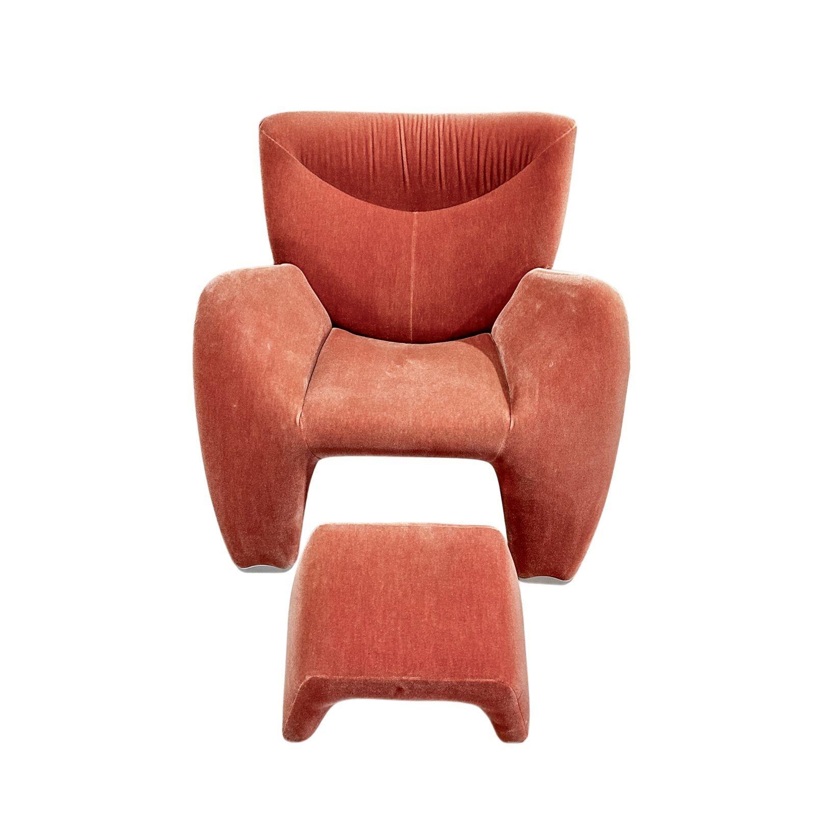 Jon Armgardt Enchanton Lounge Chair & Ottoman by Leolux, 1970. Feet on chair and ottoman/stool are aluminum. Original Mohair. Tag under chair 1Leolux.
Measures 35