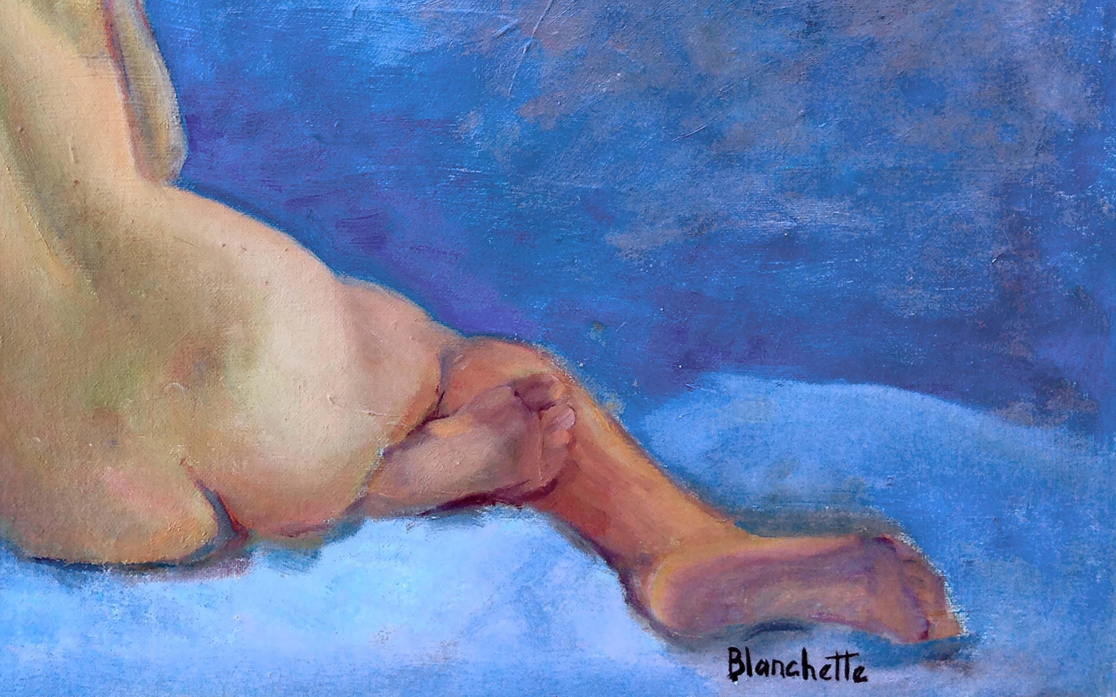 Studio di nudo di metà secolo, Figura reclinata su sfondo blu Olio originale - Painting Fotorealista di Jon Blanchette