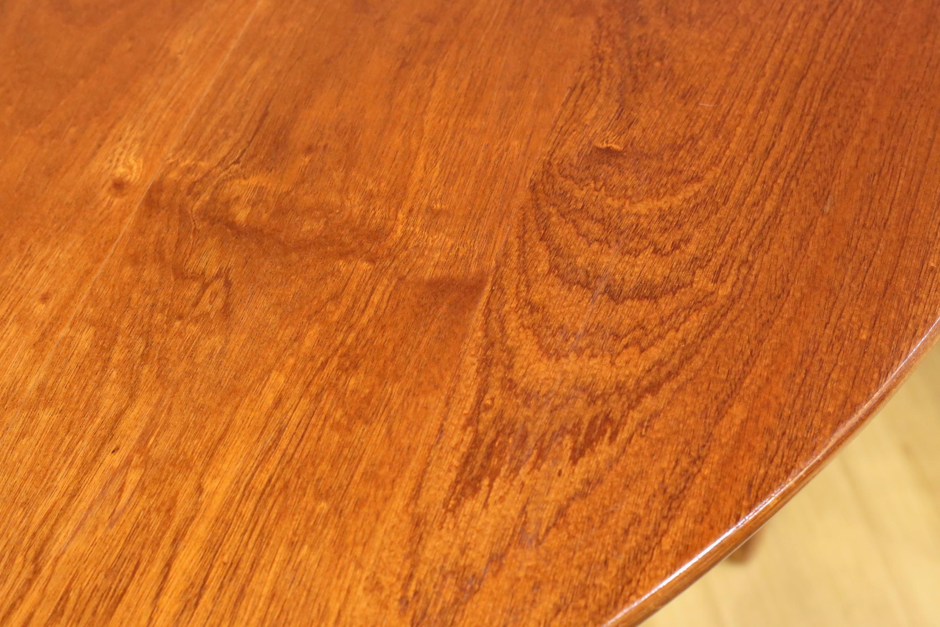 Jon Jansen Solid Mahogany Tripod Dining Table.  In Good Condition For Sale In Auckland, AUK