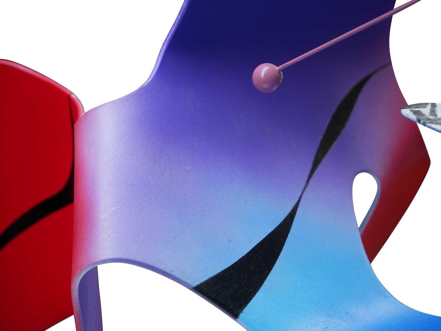 Rote, violette und blaue modernistische biomorphe mobile Skulptur von Jon Jon Krawczyk. Signiert vom Künstler am unteren Rand des Werks. 

Biografie des Künstlers: Krawczyk ist Absolventin des Connecticut College und hat in ganz Europa Kunst