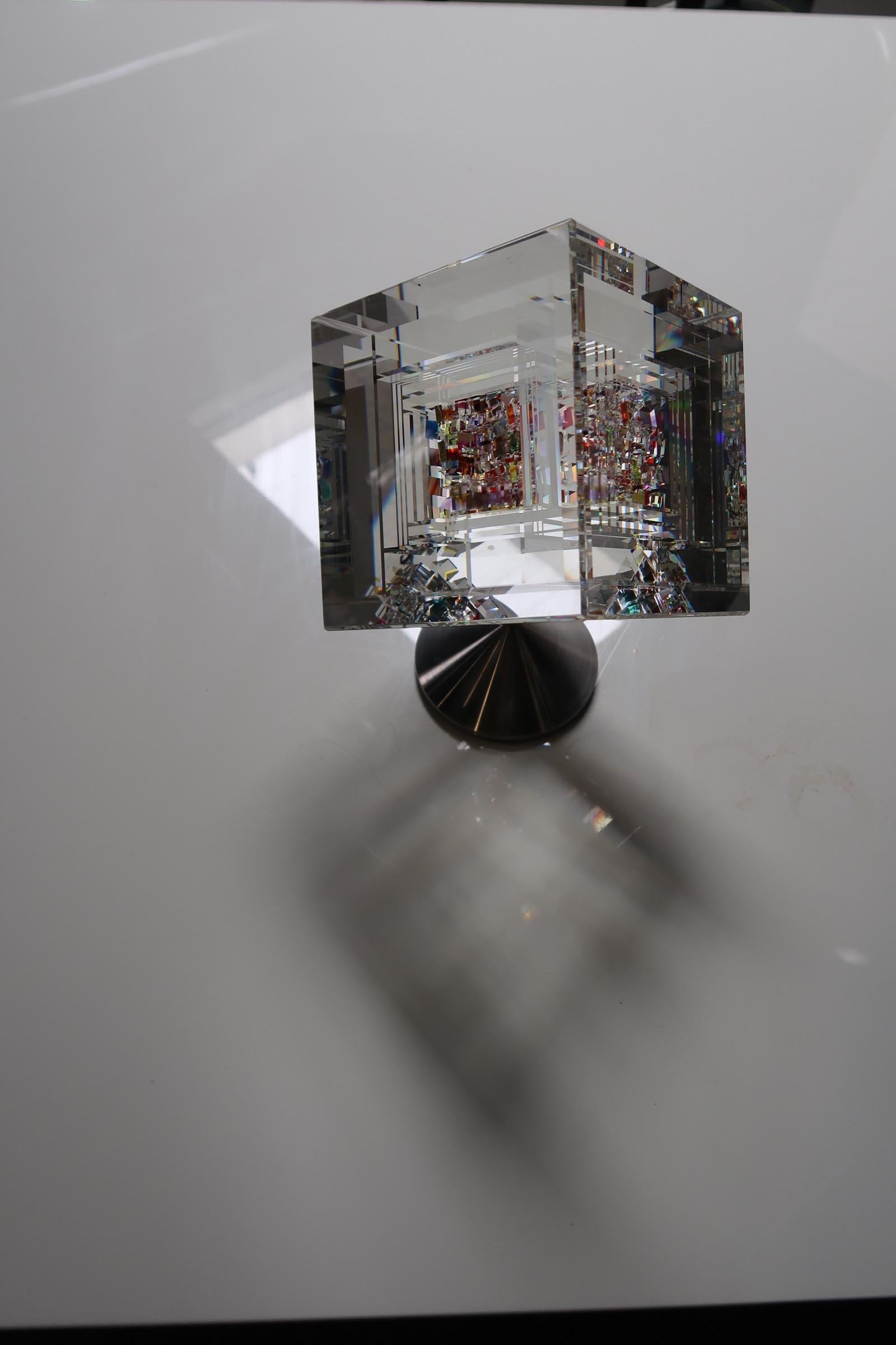 „Tanzende Schönheit“:: Skulptur aus handgeschliffenem:: verschmolzenem und poliertem Optikglas – Sculpture von Jon Kuhn