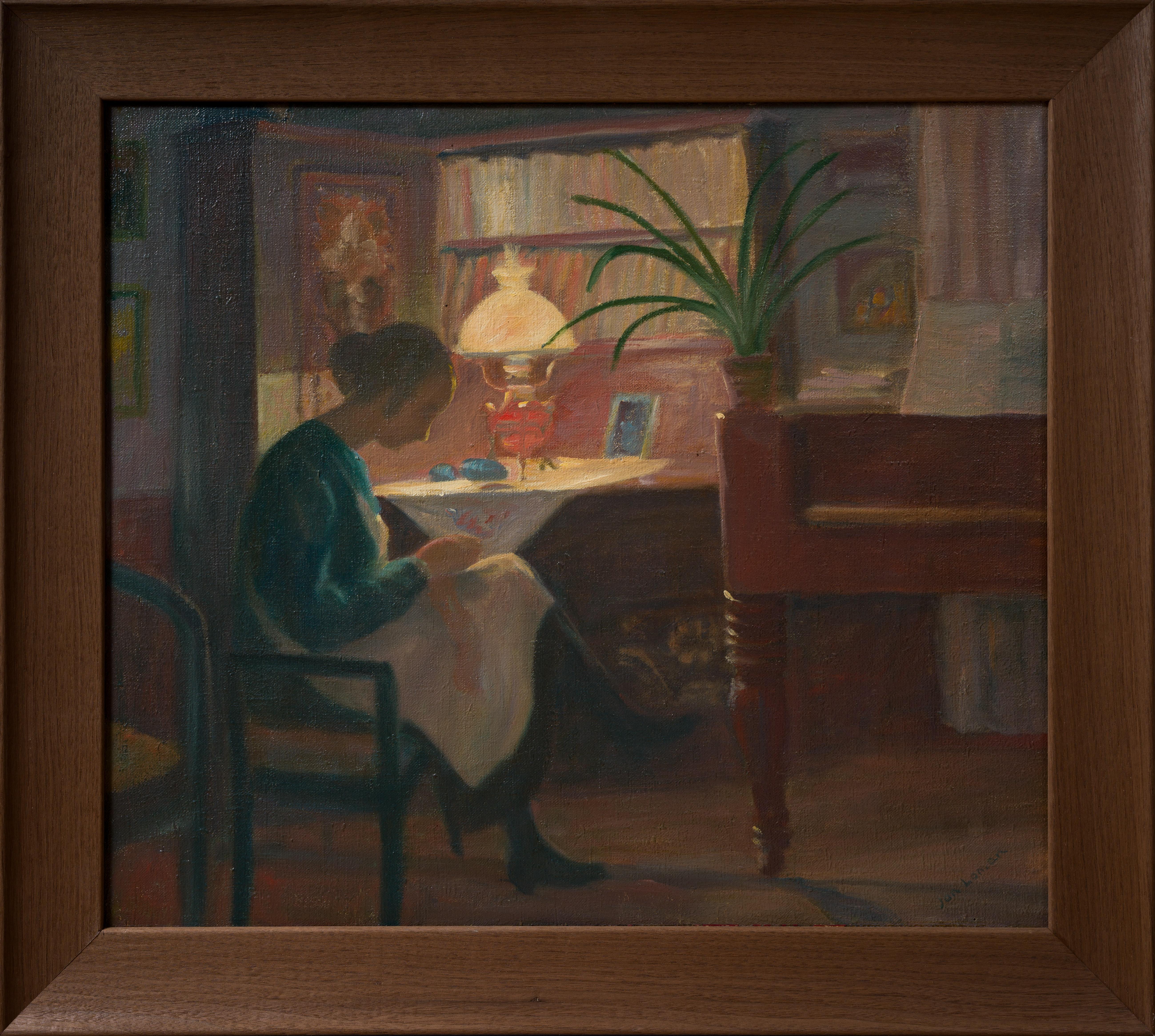 In Sittande kvinna i interiör, Jon Loman focuses on the poetry of ordinary domestic life, presenting a seated woman absorbed in quiet work at a small table. A lamp forms the emotional and compositional nucleus of the painting, projecting a warm pool