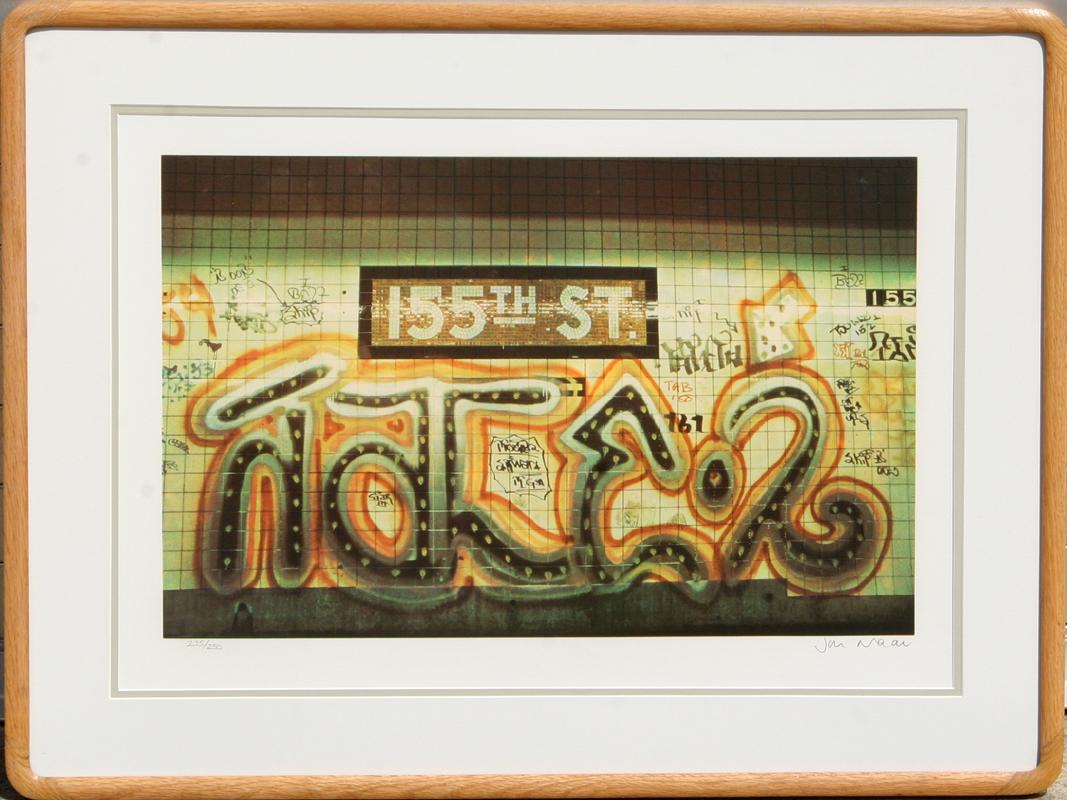 Artista: Jon Naar, británico (1920 -  )
Título: La calle 155 de la cartera Fe de Graffiti
Año: 1974
Medio:	Serigrafía, Firmada y Numerada a lápiz
Edición: 250
Tamaño: 20,5 x 28 pulgadas
Marco: 26 x 34 pulgadas

Impreso por Circle Press,