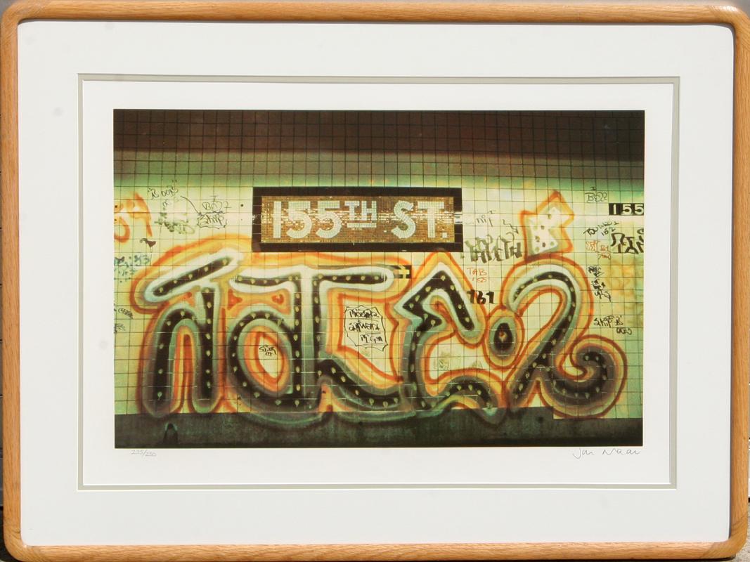 Artiste : Jon Naar, britannique (1920 -  )
Titre : 155ème rue du portefeuille de la Foi de Graffiti
Année : 1974
Moyen :	Sérigraphie, Signée et Numérotée au crayon
Edition : 250
Taille : 20.5 x 28 pouces
Cadre : 26 x 34 pouces

Imprimé par Circle