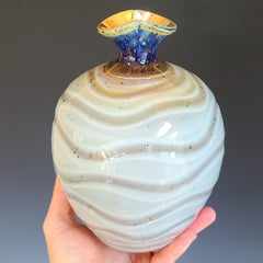 Petit vase sculptural « Ocean Swirl 1 » en céramique verte et or