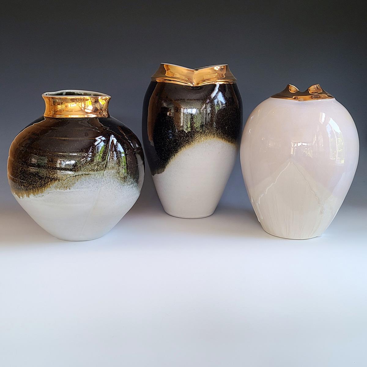 Ce vase-sculpture en porcelaine émaillée de Jon Puzzuoli présente un corps en terre d'ombre brûlée et blanc et un large col fini avec un lustre d'or 18K. Le cachet de l'artiste se trouve à la base de la sculpture.

Jon Puzzuoli est un céramiste à