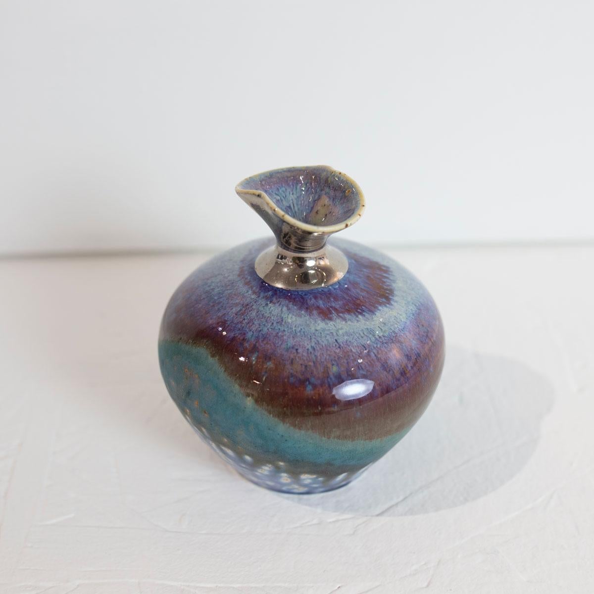 Petit vase sculptural sarcelle et bourgogne - Sculpture de Jon Puzzuoli