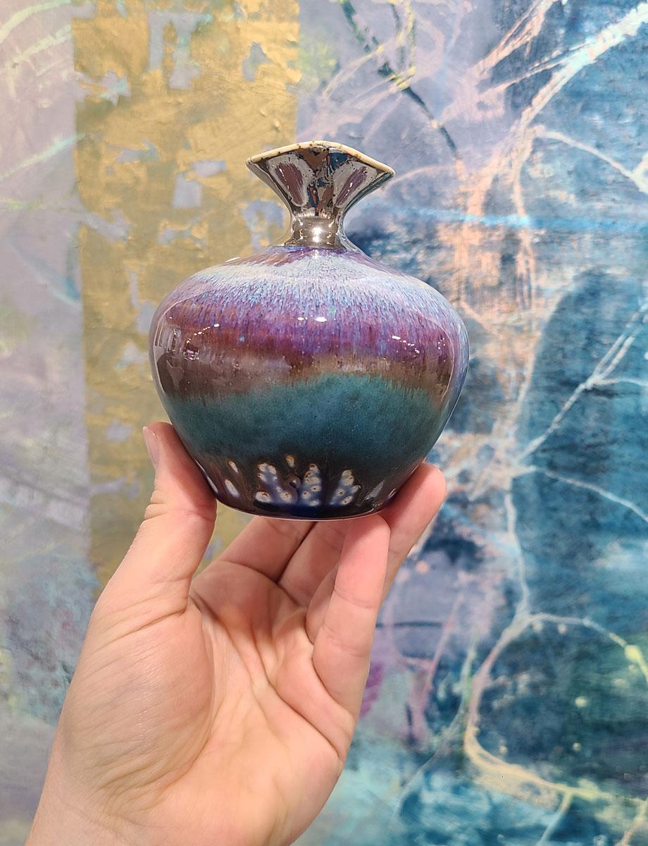 Petit vase sculptural sarcelle et bourgogne - Abstrait Sculpture par Jon Puzzuoli