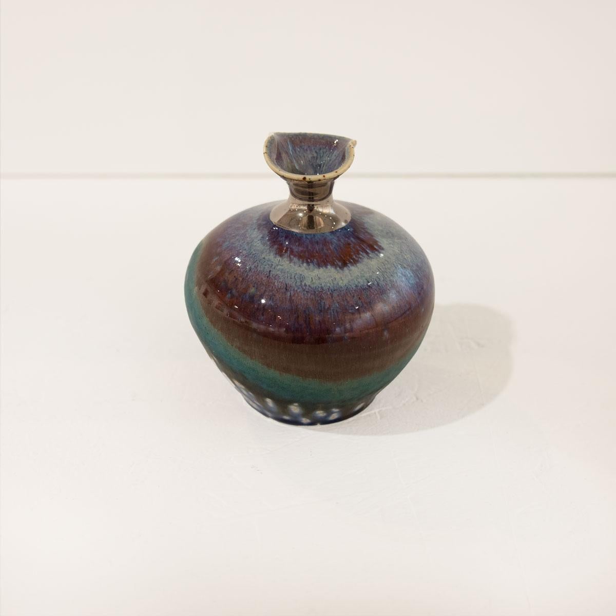 Petit vase sculptural sarcelle et bourgogne - Gris Abstract Sculpture par Jon Puzzuoli