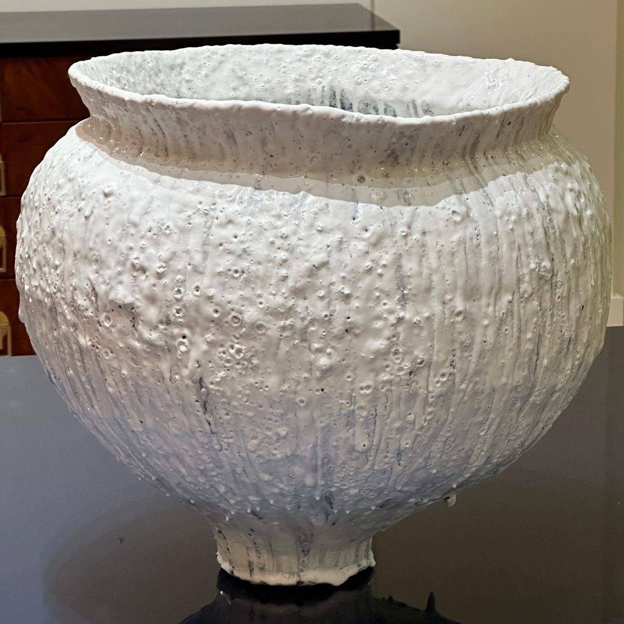 Moderno Jon Tierney, Contemporary, Large Modern Moon Jar, Glazed Ceramic, White and Blue in vendita
