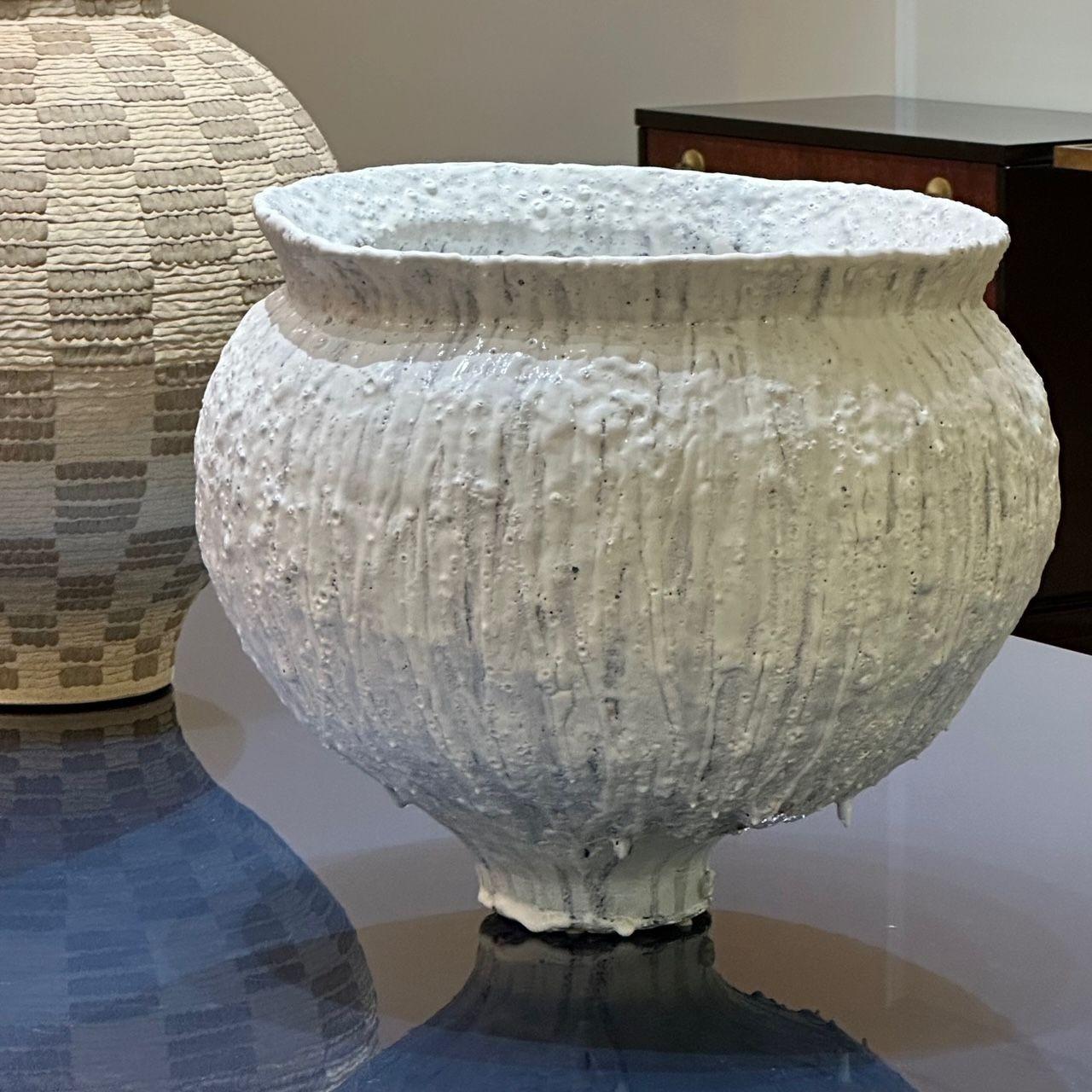 Americano Jon Tierney, Contemporary, Large Modern Moon Jar, Glazed Ceramic, White and Blue in vendita