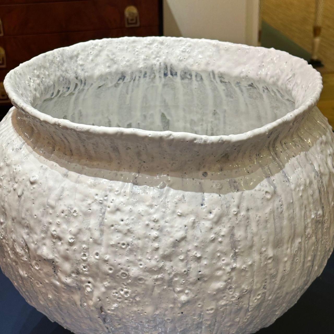 Jon Tierney, Contemporary, Large Modern Moon Jar, Glazed Ceramic, White and Blue In condizioni buone in vendita a Manhasset, NY