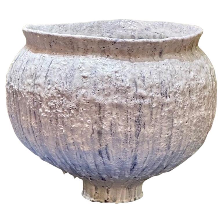 Jon Tierney, Contemporaneo, Grande vaso a forma di luna moderno, ceramica smaltata, bianco e blu