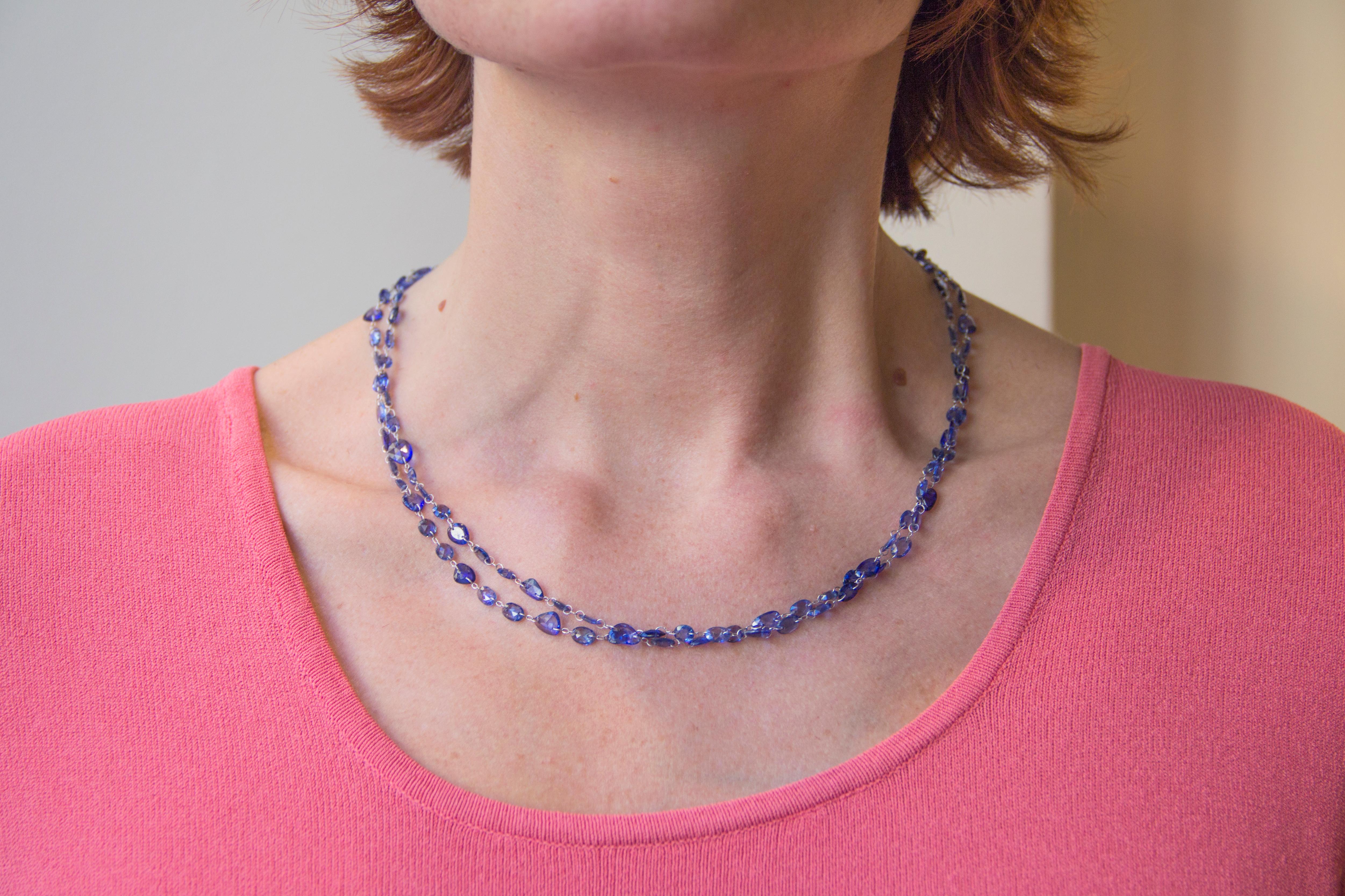 Jona Blue Sapphire 18 Karat White Gold Long Necklace im Zustand „Neu“ in Torino, IT
