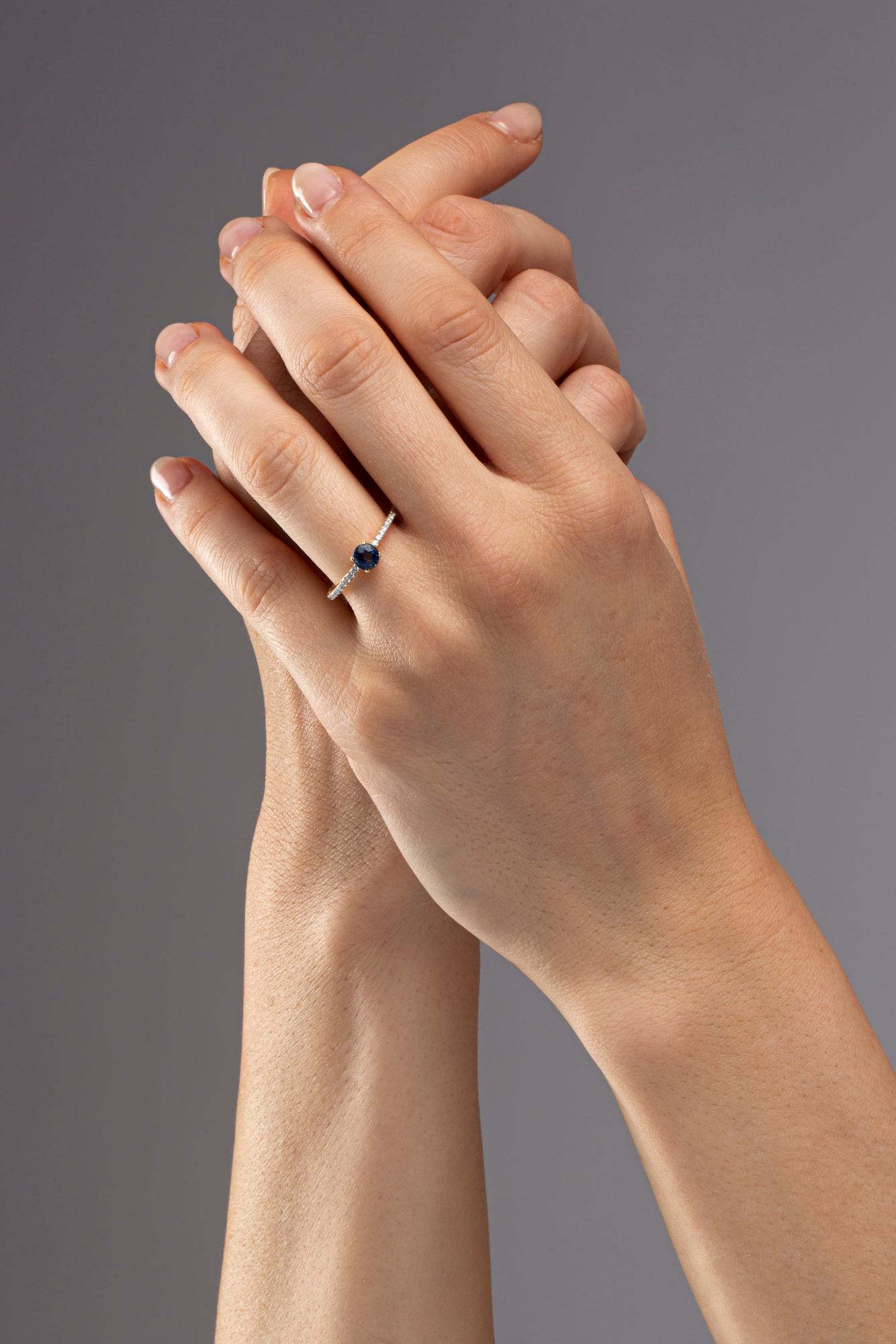 Alex Jona, bague solitaire en or jaune 18 carats avec saphir bleu et diamant blanc Pour femmes en vente