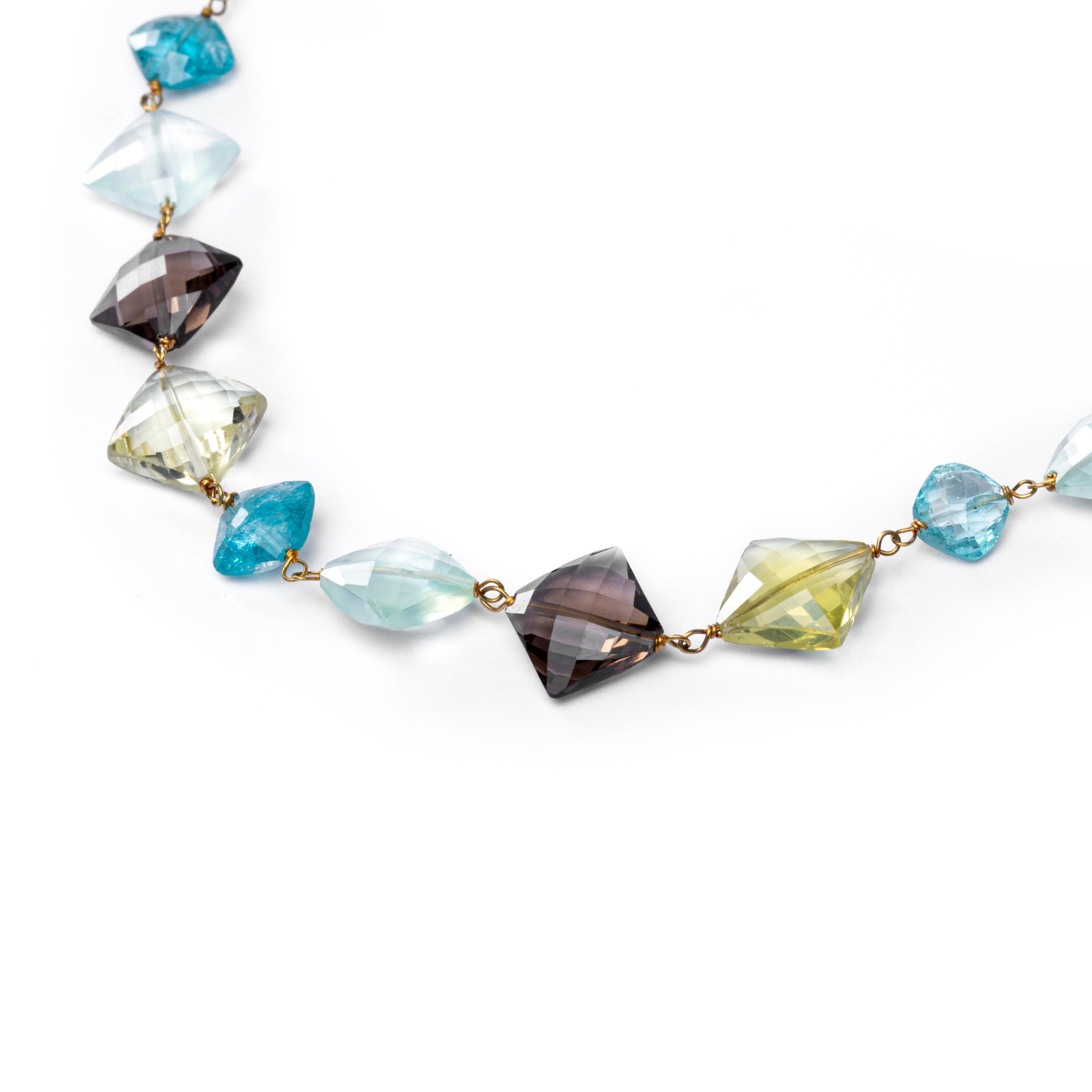 Collection design Alex Jona, fabriqué à la main en Italie, collier monté en or jaune 18 carats, avec 90 carats de citrine, quartz gris, cristal de roche et apatite.
Dimensions : L x 1,7 cm, L x 44,5 cm - L x 0,66 in, L x 17,51 in.

Les bijoux Alex