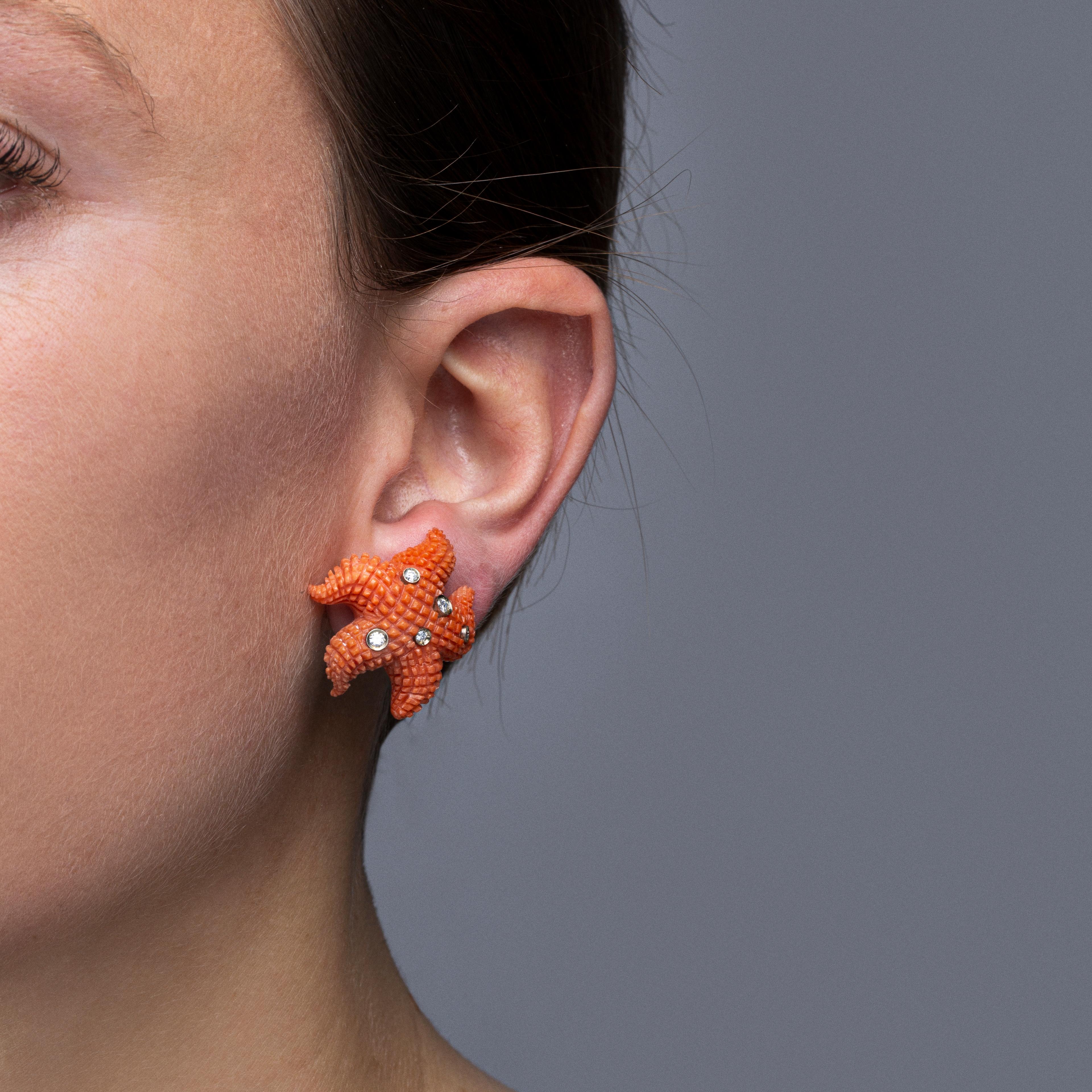 Jona design collection, hand crafted in Italy, 18 karat white gold mediterranean coral clip-on earrings featuring ten white diamonds.
Dimensions : H 0.92 in x Dm 1.08 in x D 0.36 in - H 23.42 mm x Dm 27.47 mm X D 9.22 mm.
All Jona jewelry is new and