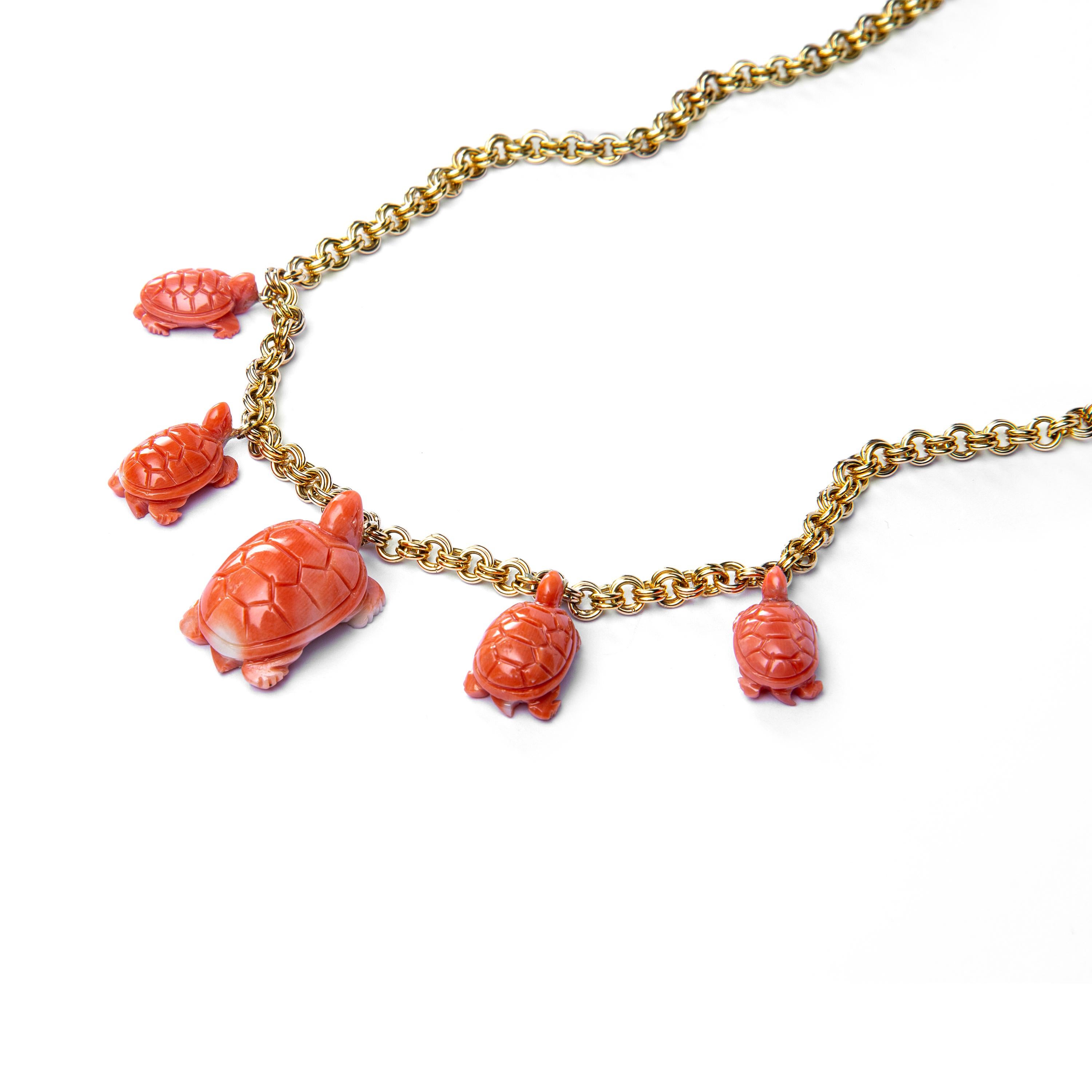 Alex Jona Coral Turtle Charm 18 Karat Yellow Gold Chain Necklace In New Condition For Sale In Torino, IT