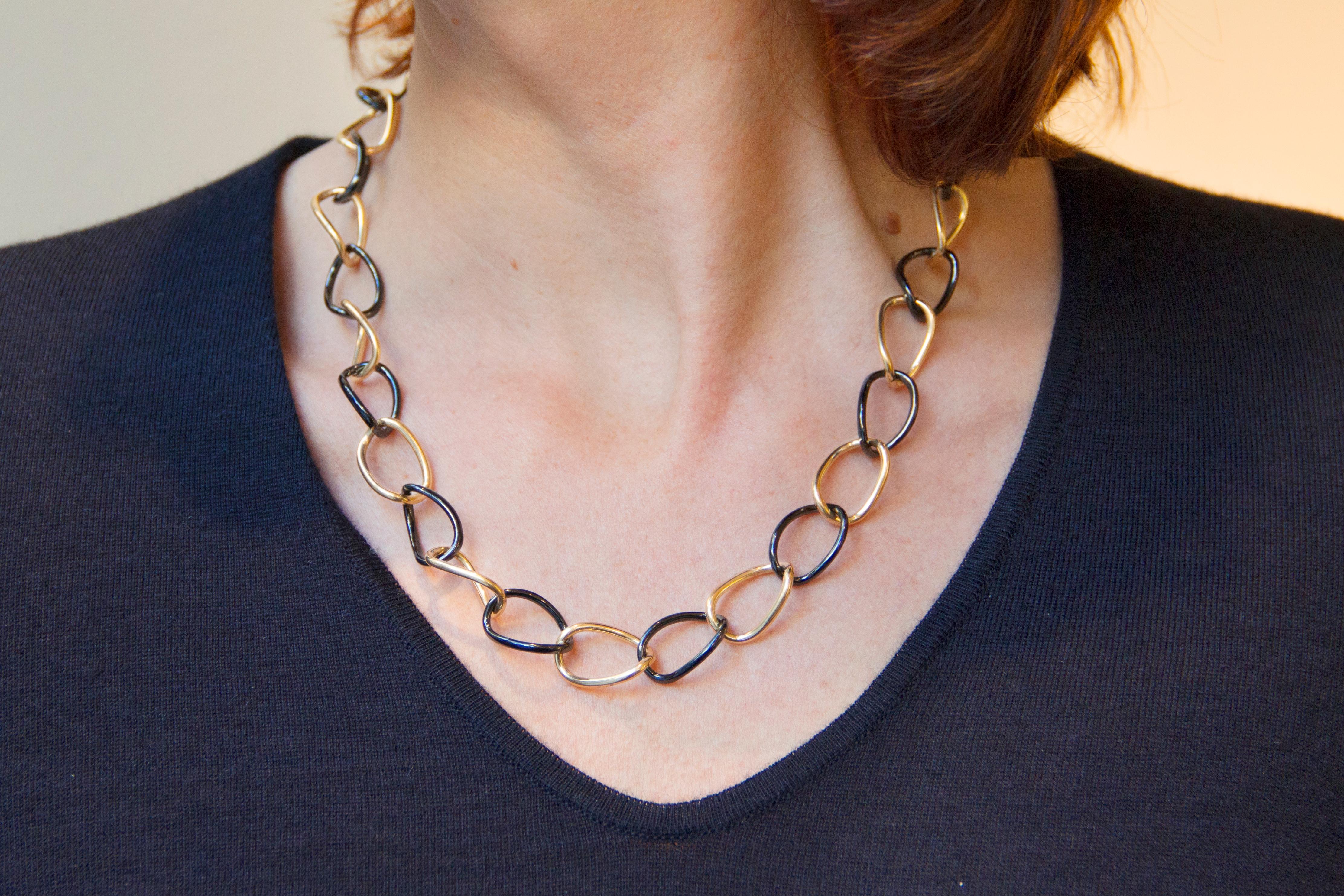 Jona design collection, hand crafted in Italy, alternating 18k yellow gold and black high-tech ceramic curb-link necklace. 
Dimension: Lenght 52 cm
Chain : H 0.78 in / 19 mm X W 0.52 in / 13.26 mm X D 0.08 in / 2.08 mm
Weight : 31.04 g
With a
