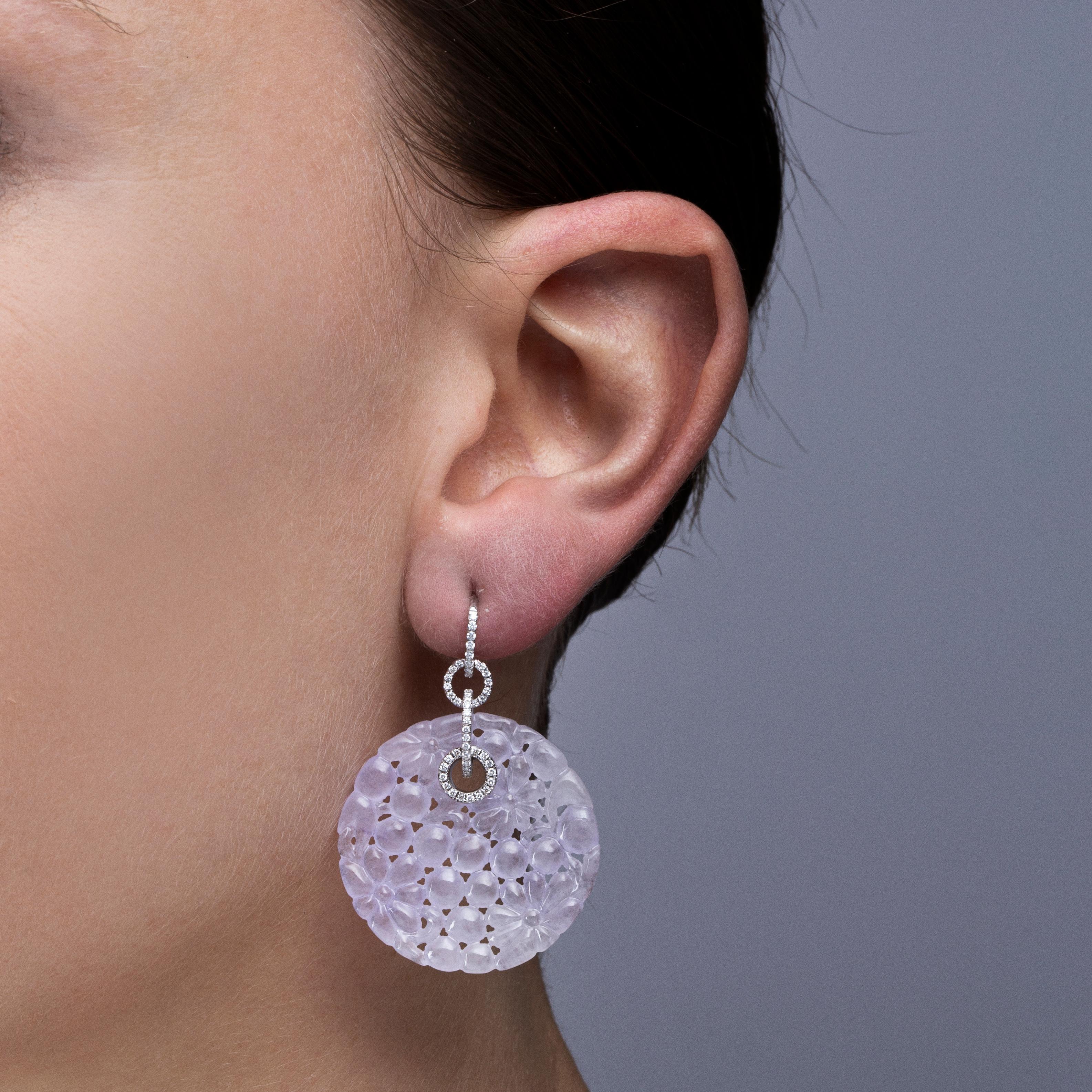 Jona design collection, hand crafted in Italy, One-of-a-Kind 18 karat white gold pendant earrings set with 106 white diamonds weighing 0,42 carats, suspending two carved Lavender Jade discs weighing 55.5 carats.
Dimensions: H 1.63 in x Dm 1.27 in x