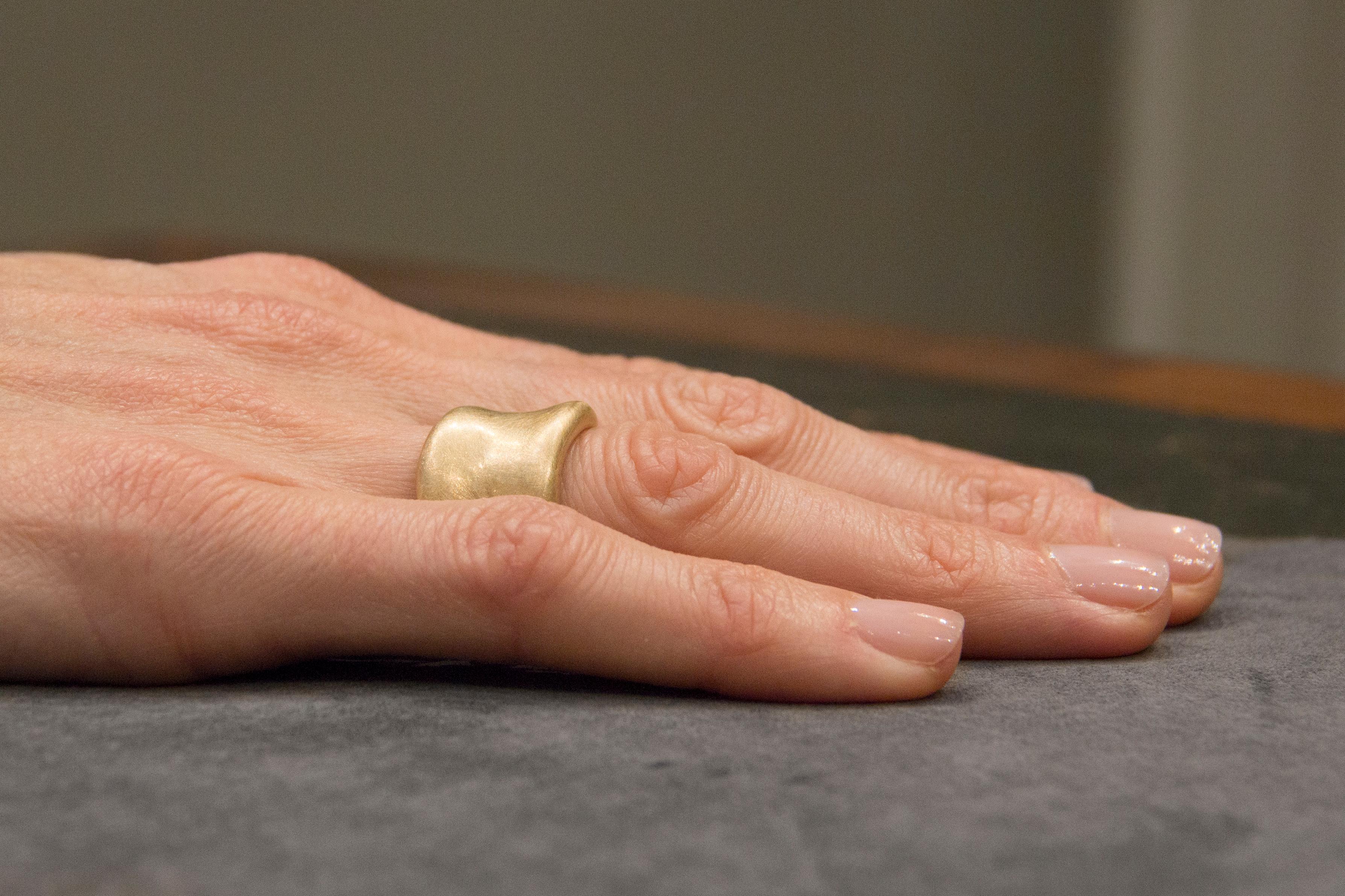 Alex Jona Onda, bague en or jaune brossé 18 carats en vente 4