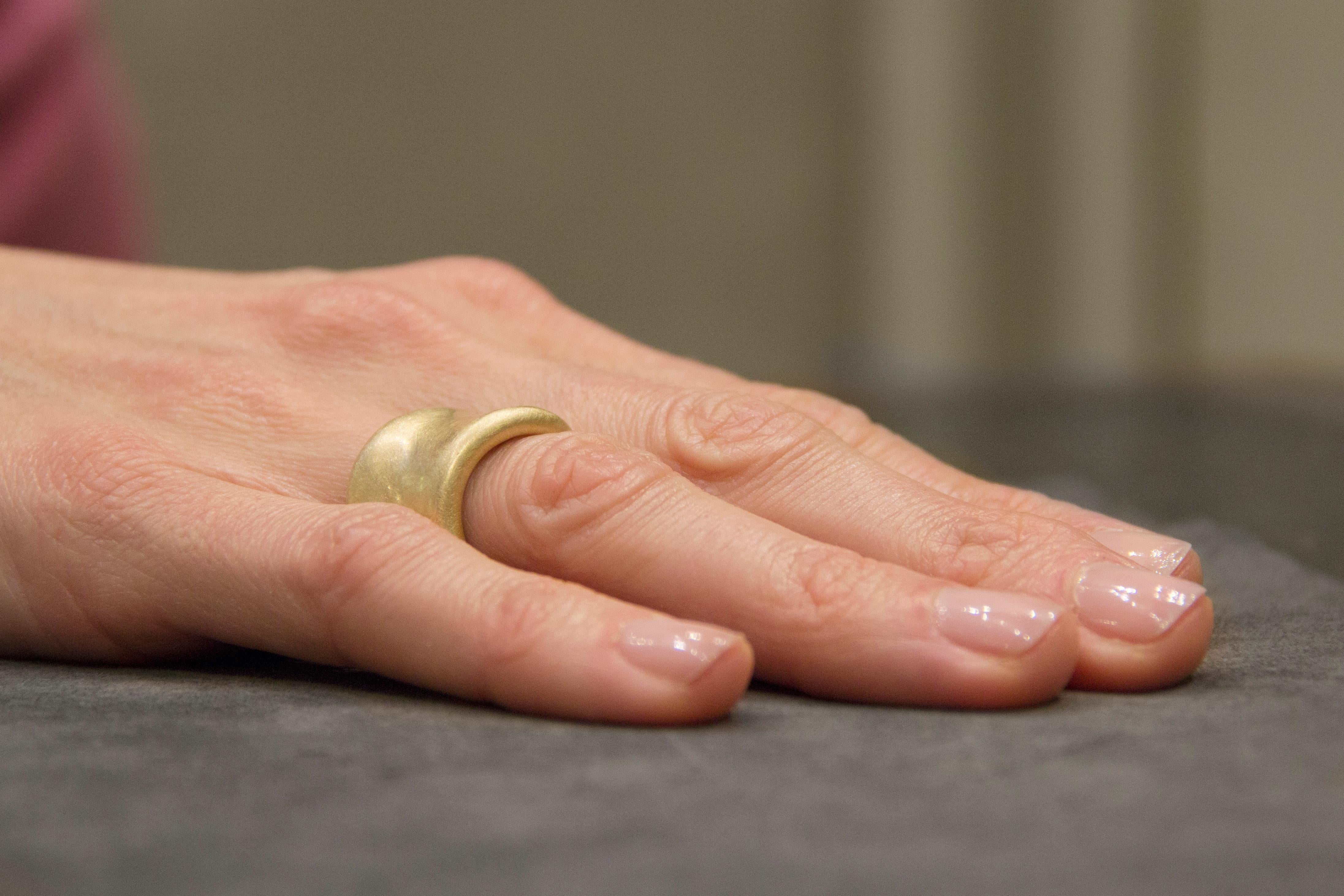 Alex Jona Onda, bague en or jaune brossé 18 carats Unisexe en vente