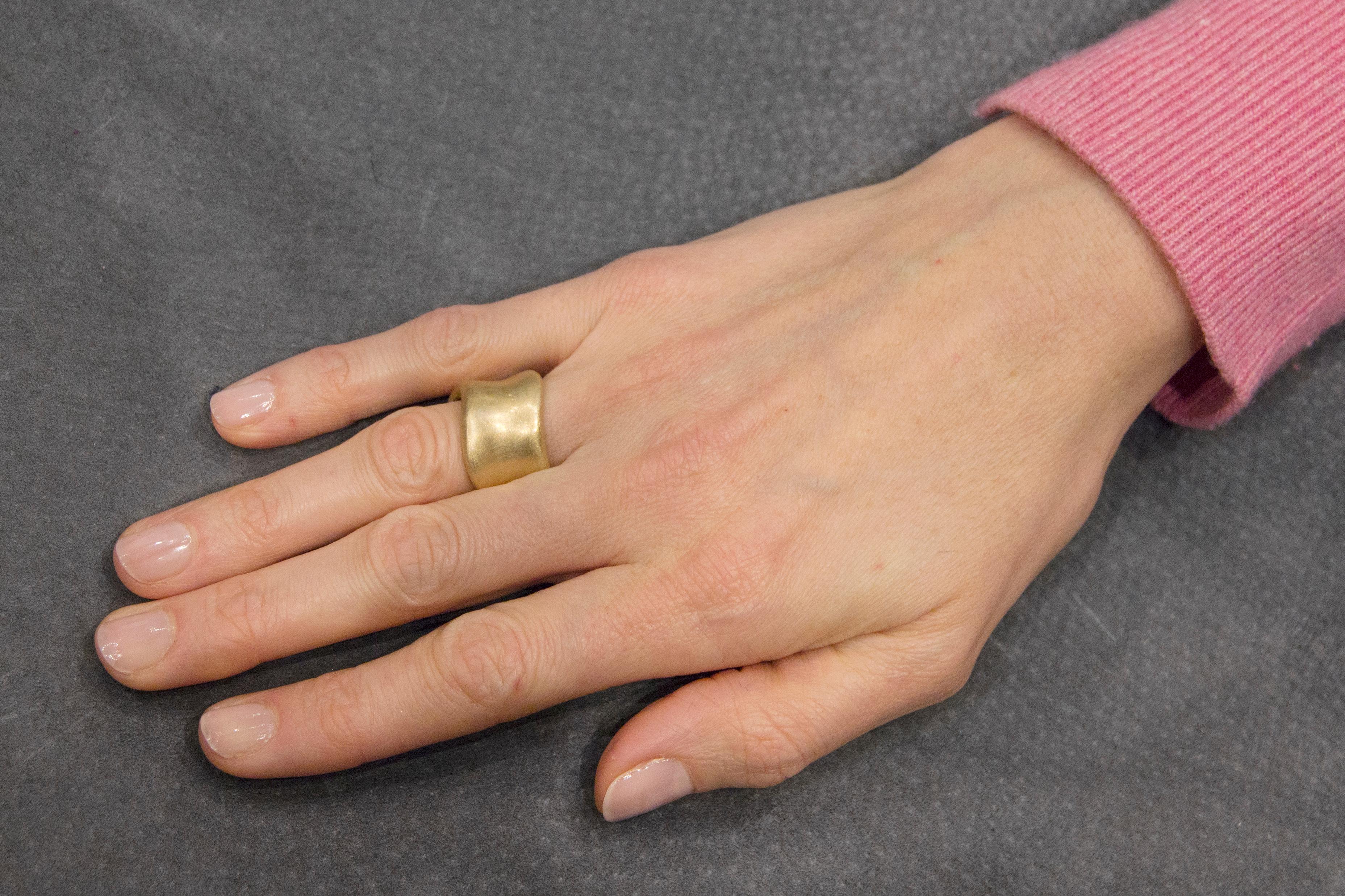 Alex Jona Onda, bague en or jaune brossé 18 carats en vente 2