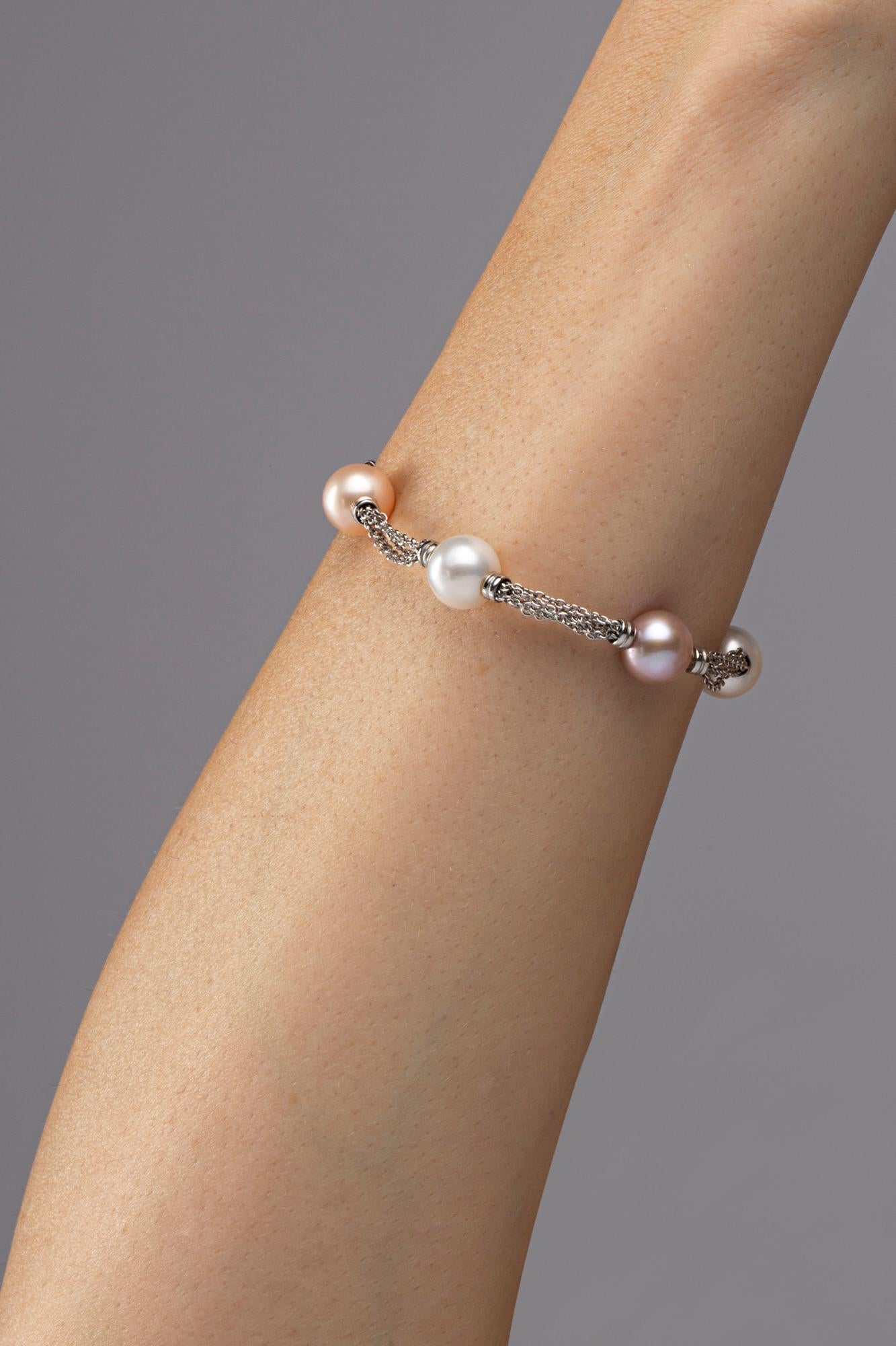 Alex Jona Design-Kollektion, handgefertigt in Italien, Armband aus 18 Karat Weißgold, abwechselnd weiße und rosafarbene japanische Akoya-Perlen.

Die Schmuckstücke von Alex Jona zeichnen sich nicht nur durch ihr besonderes Design und die exzellente