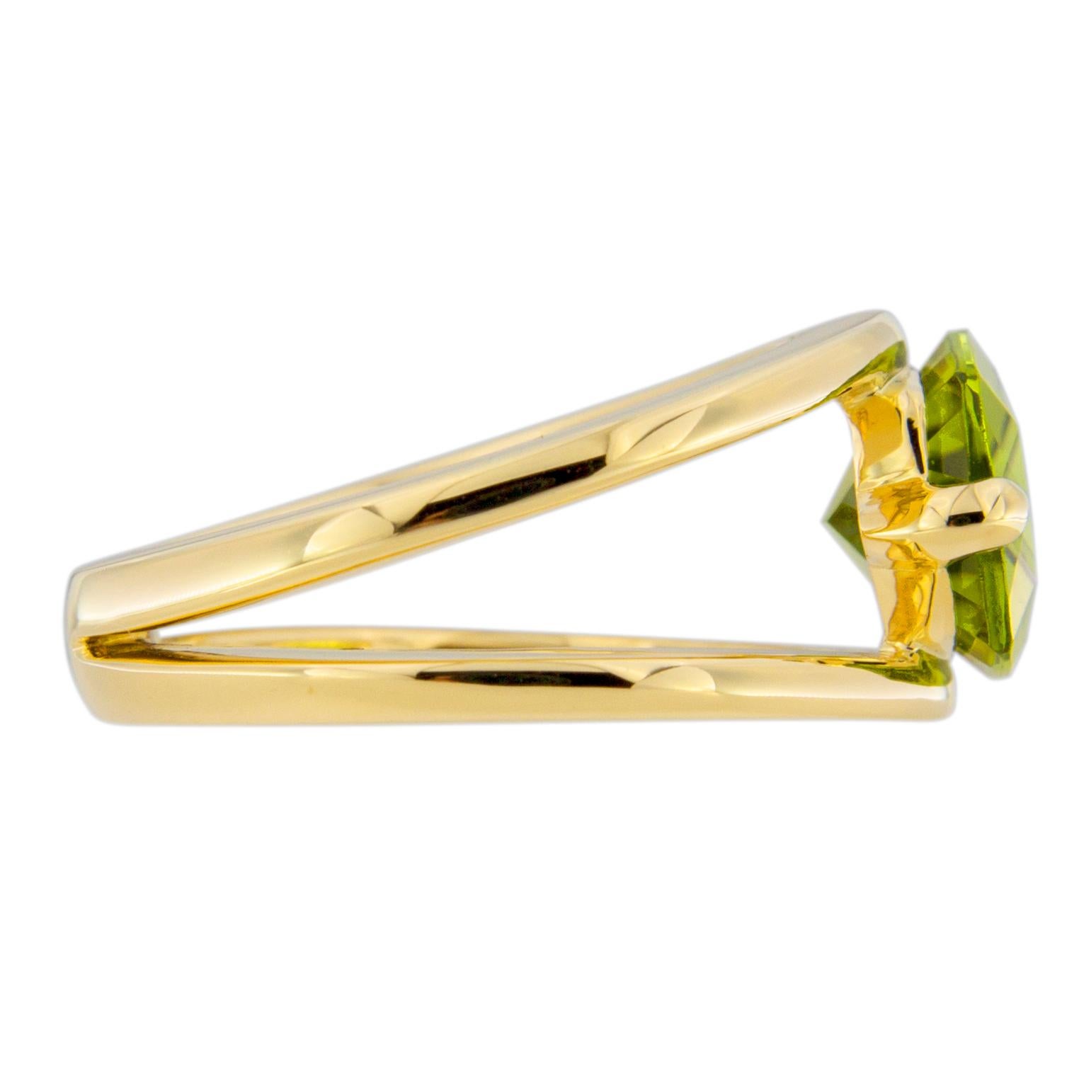 Women's or Men's Jona Peridot 18 Karat Yellow Gold Solitaire Ring