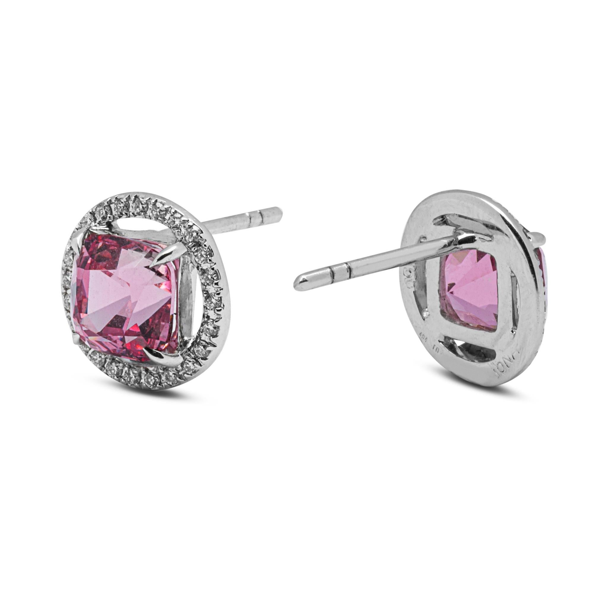 Taille coussin Alex Jona, clous d'oreilles en or blanc 18 carats avec halo de diamants blancs et spinelles roses en vente