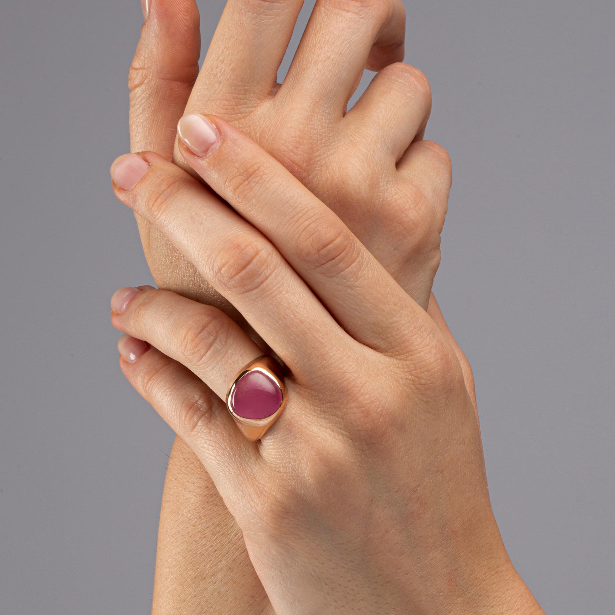 Alex Jona design collection, hand crafted in Italy, 18 karat rose gold band ring, set with a cabochon cut intense rose Rubelite Tourmaline weighing 8.44 carats. US size 6, can be sized to any specification.
Measures: Width 0.88in-22.43mm-Depth
