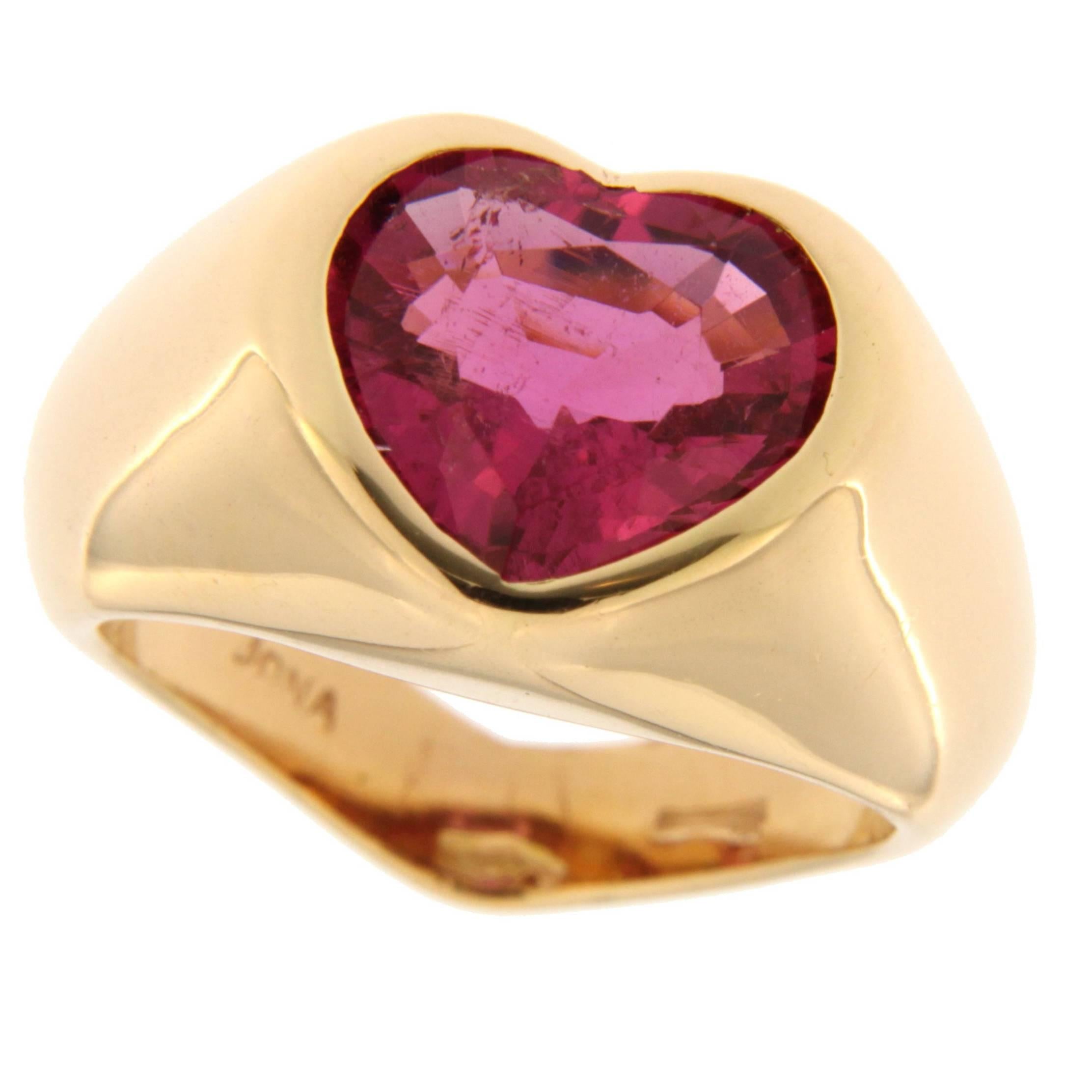 Jona Rubelite Tourmaline 18 Karat Yellow Gold Heart Signet Ring In New Condition In Lugano, CH